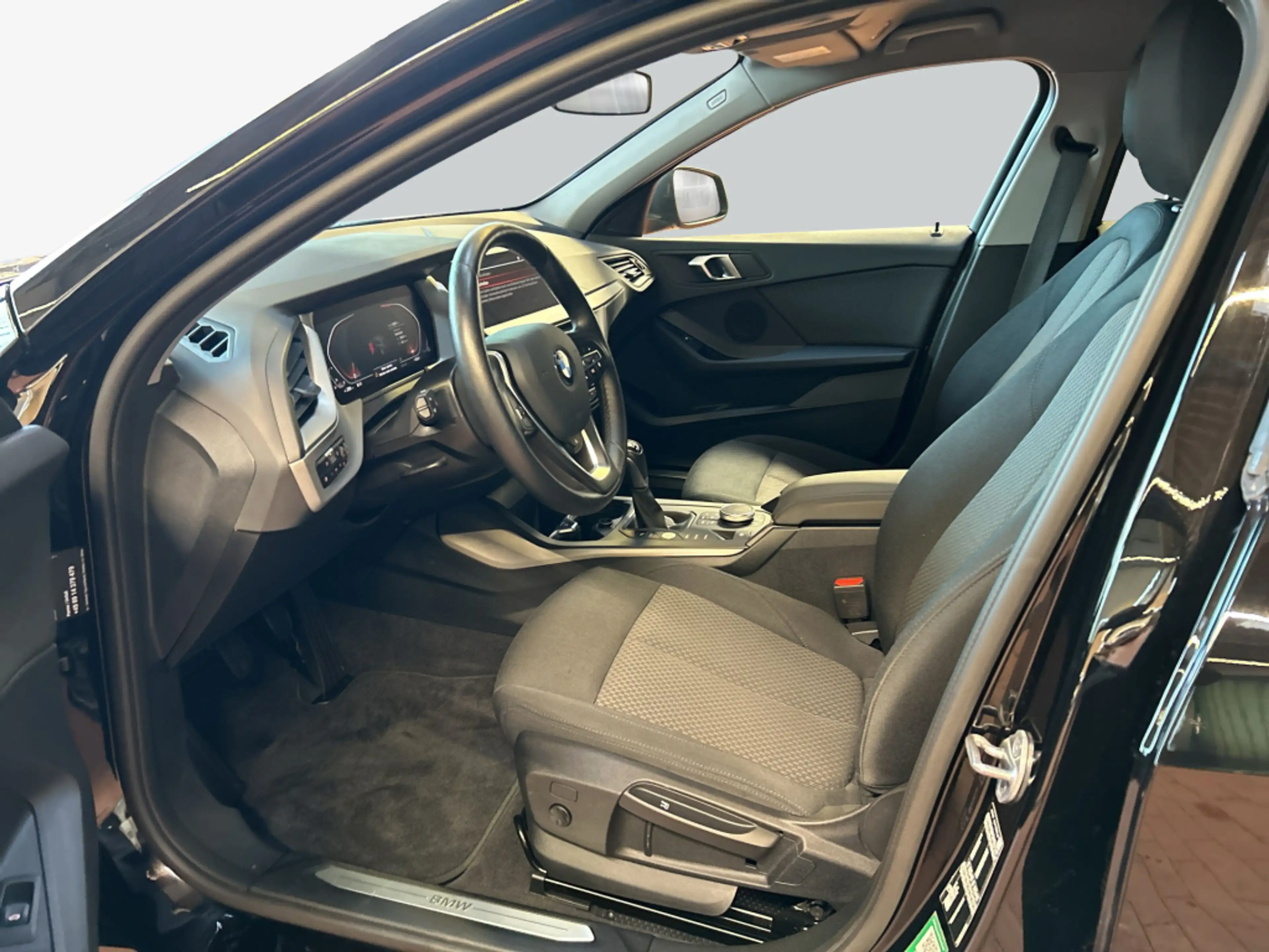 BMW 118 i Advantage LED NAV PDC SHZ — photo 10