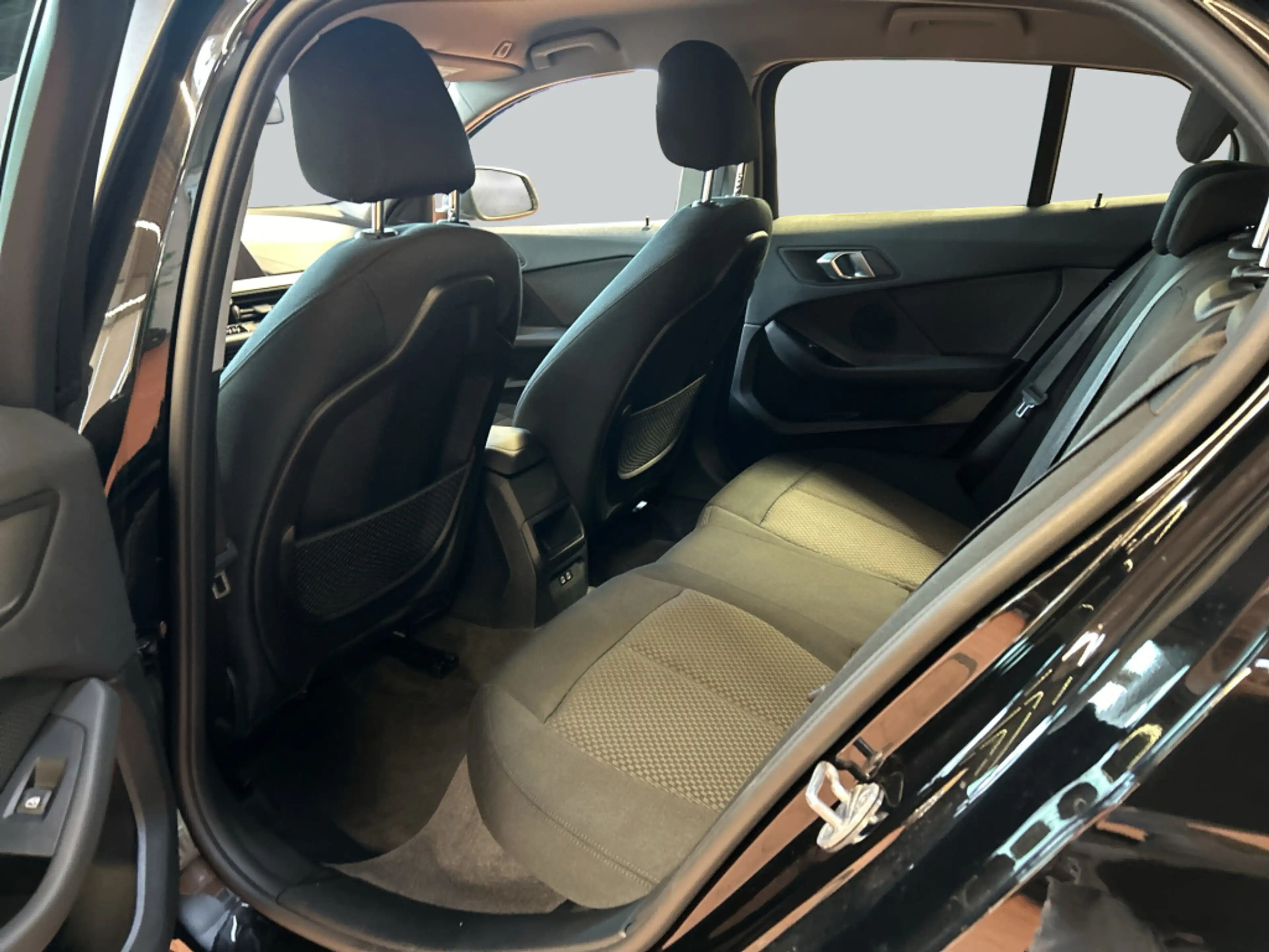 BMW 118 i Advantage LED NAV PDC SHZ — photo 12
