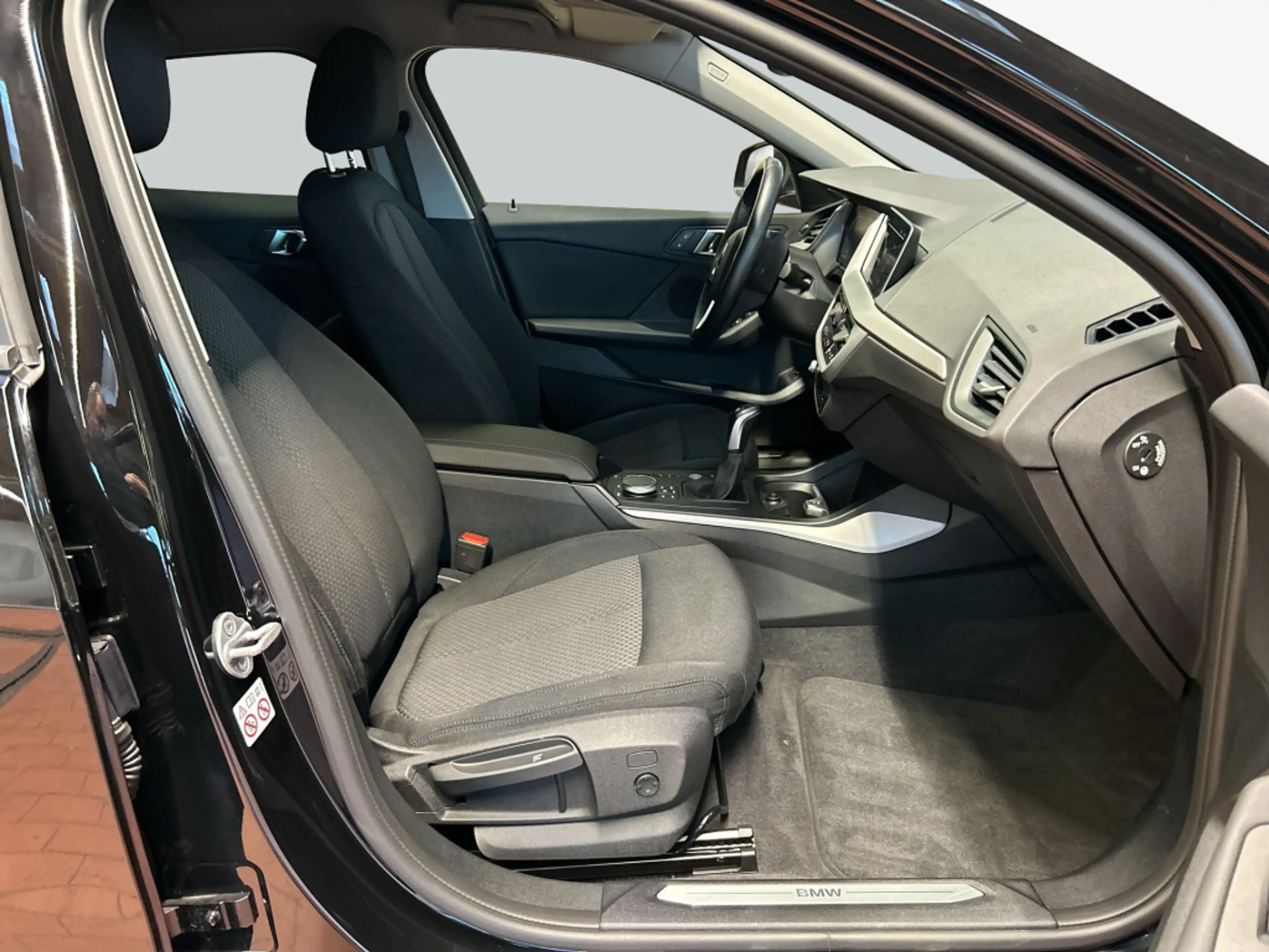 BMW 118 i Advantage LED NAV PDC SHZ — photo 13