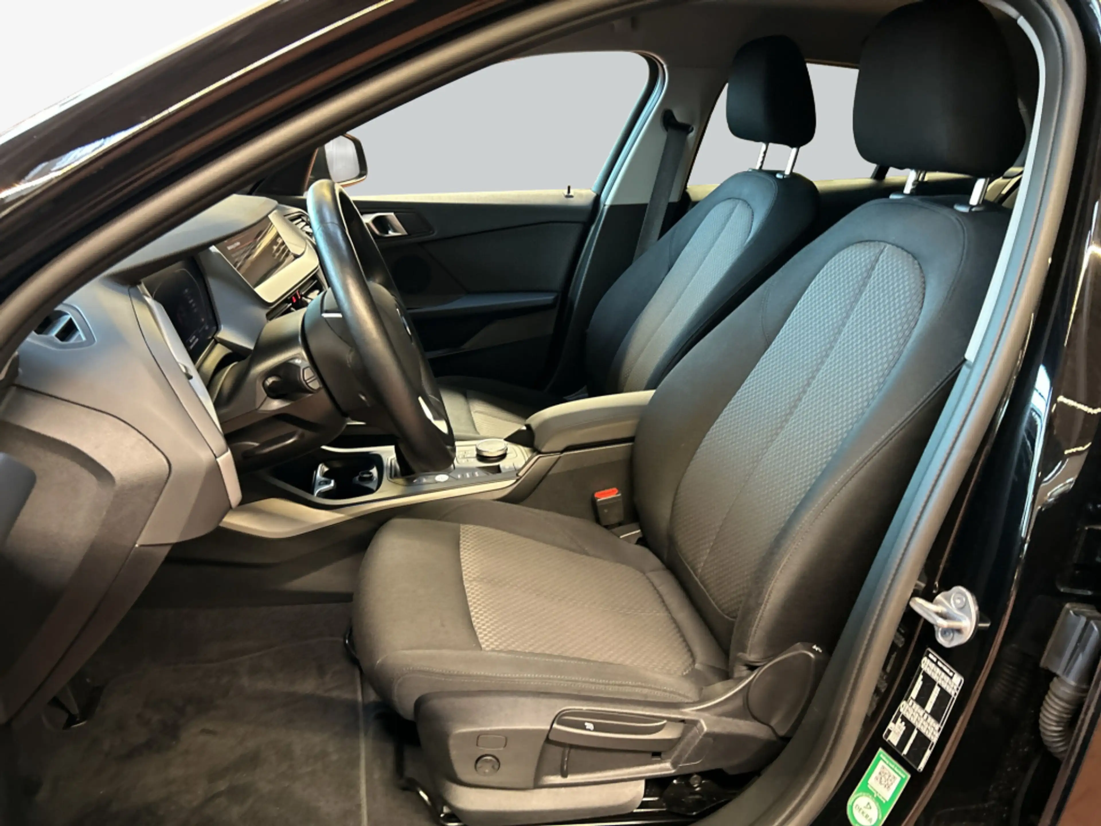 BMW 118 i Advantage LED NAV PDC SHZ — photo 11