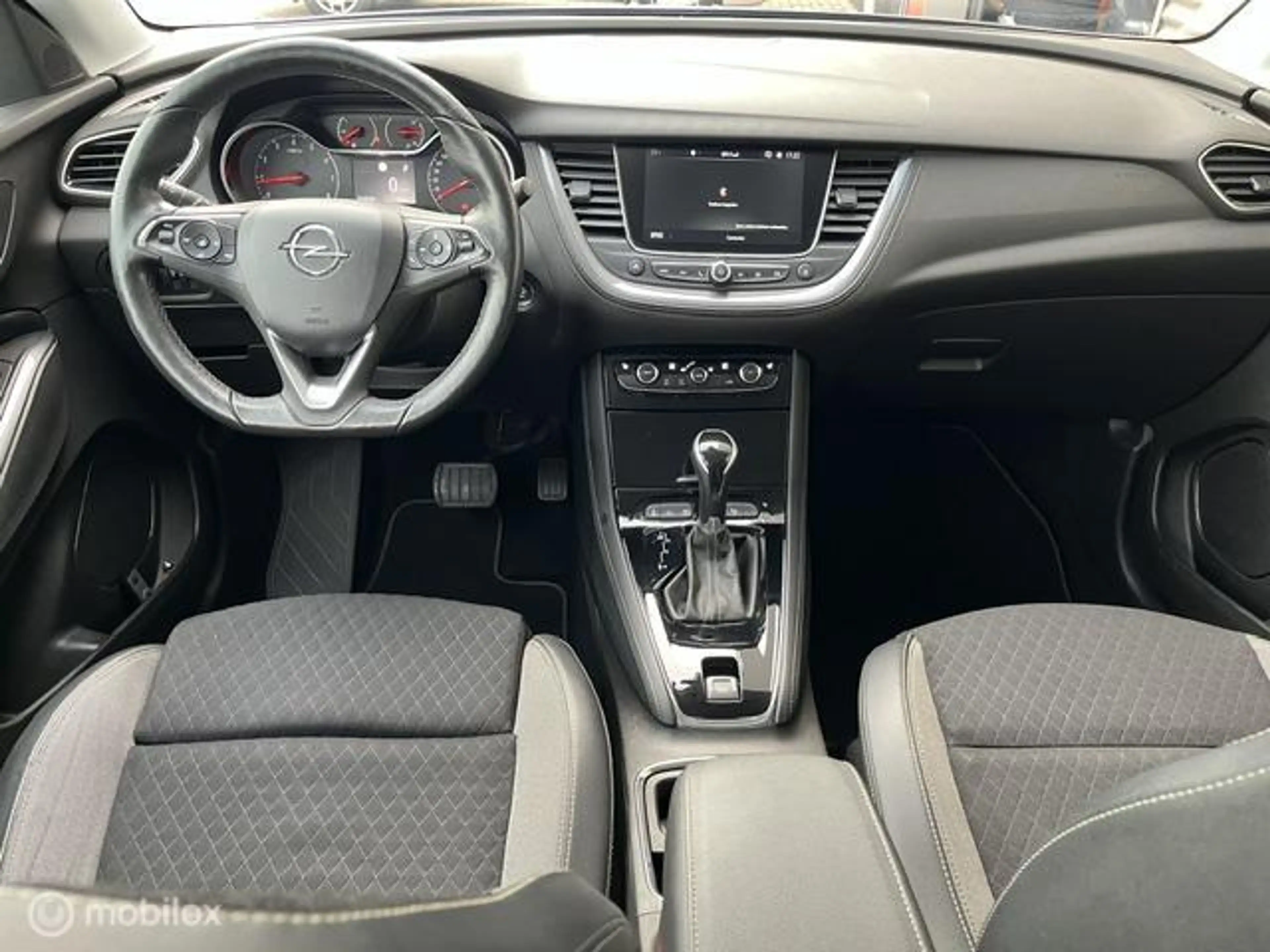 Opel Grandland X 1.2 Turbo Business Executive — photo 10