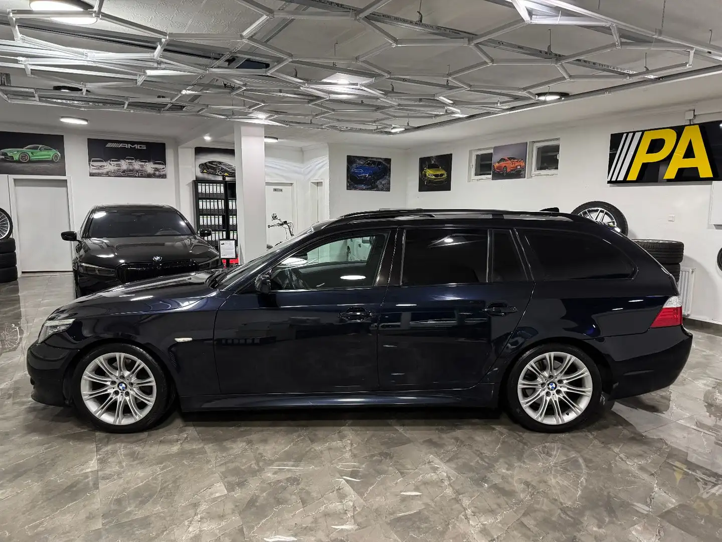 BMW 520 d Touring Edition Sport / M-Paket Pano Autom. Zwart - 2