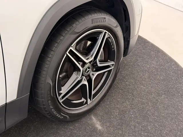 Mercedes-Benz GLB view 9