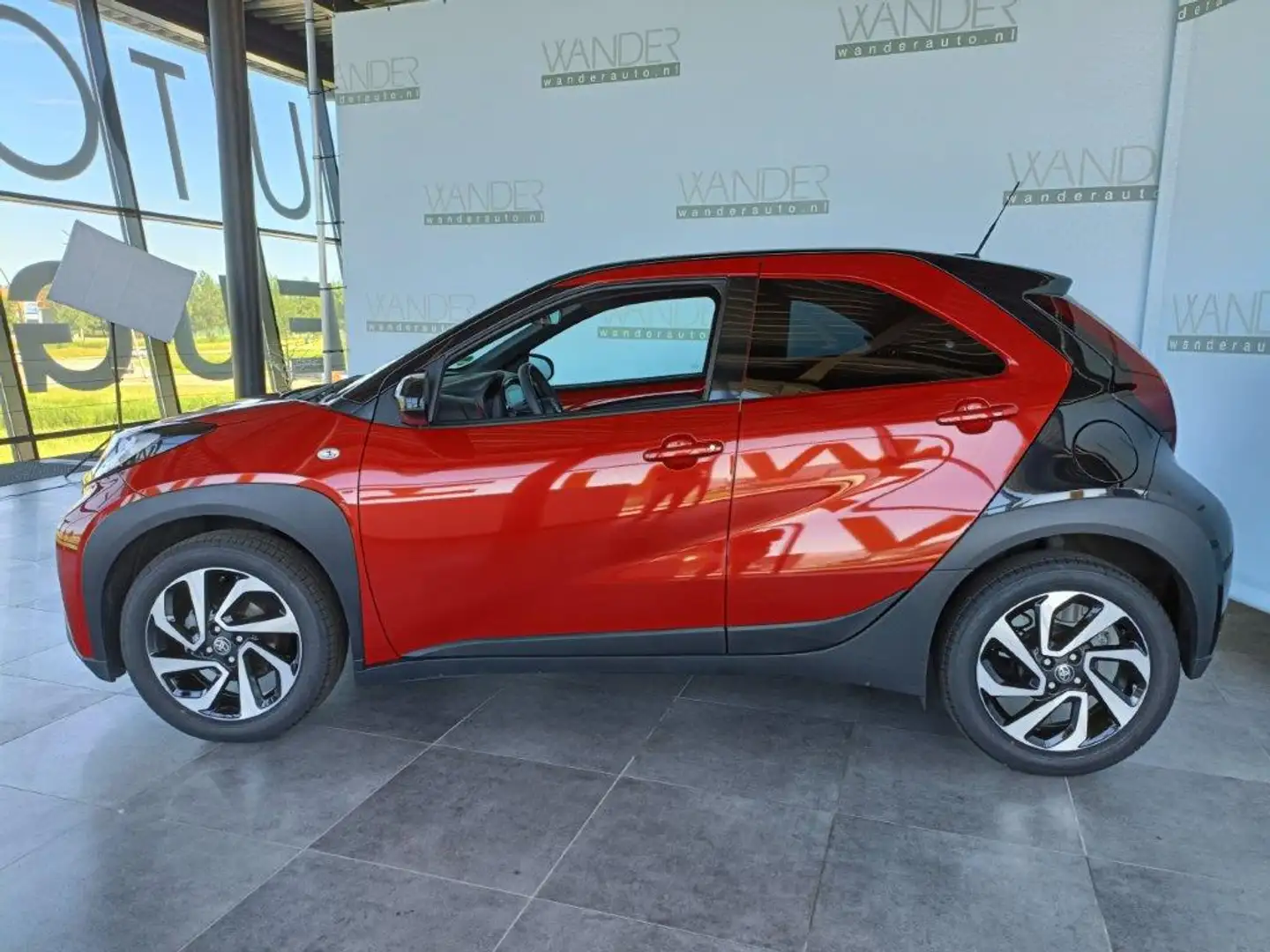 Toyota Aygo X Pulse Automaat *Cruise*Android/Apple Carplay* Rood - 2