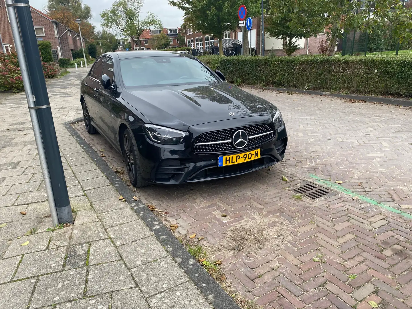 Mercedes-Benz E 300 E300e AMG FULL OPTION NIEUW MODEL STUUR CLEAN CAR Zwart - 1