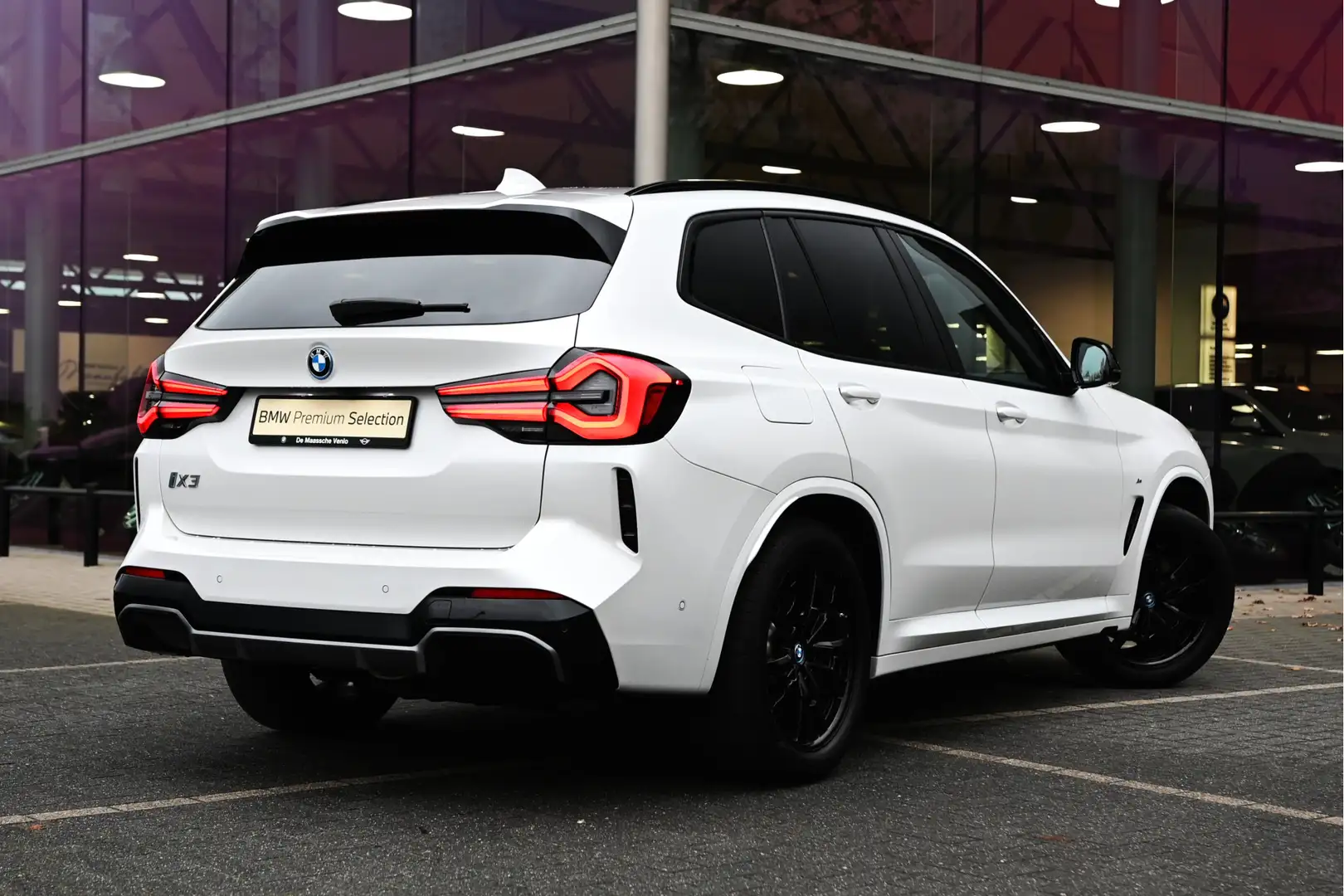 BMW iX3 Executive / Trekhaak / Panoramadak / Sportstoelen Wit - 2