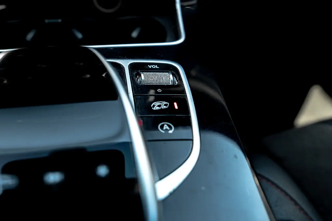 Mercedes-Benz C-Class снимка Mercedes-Benz C-Class