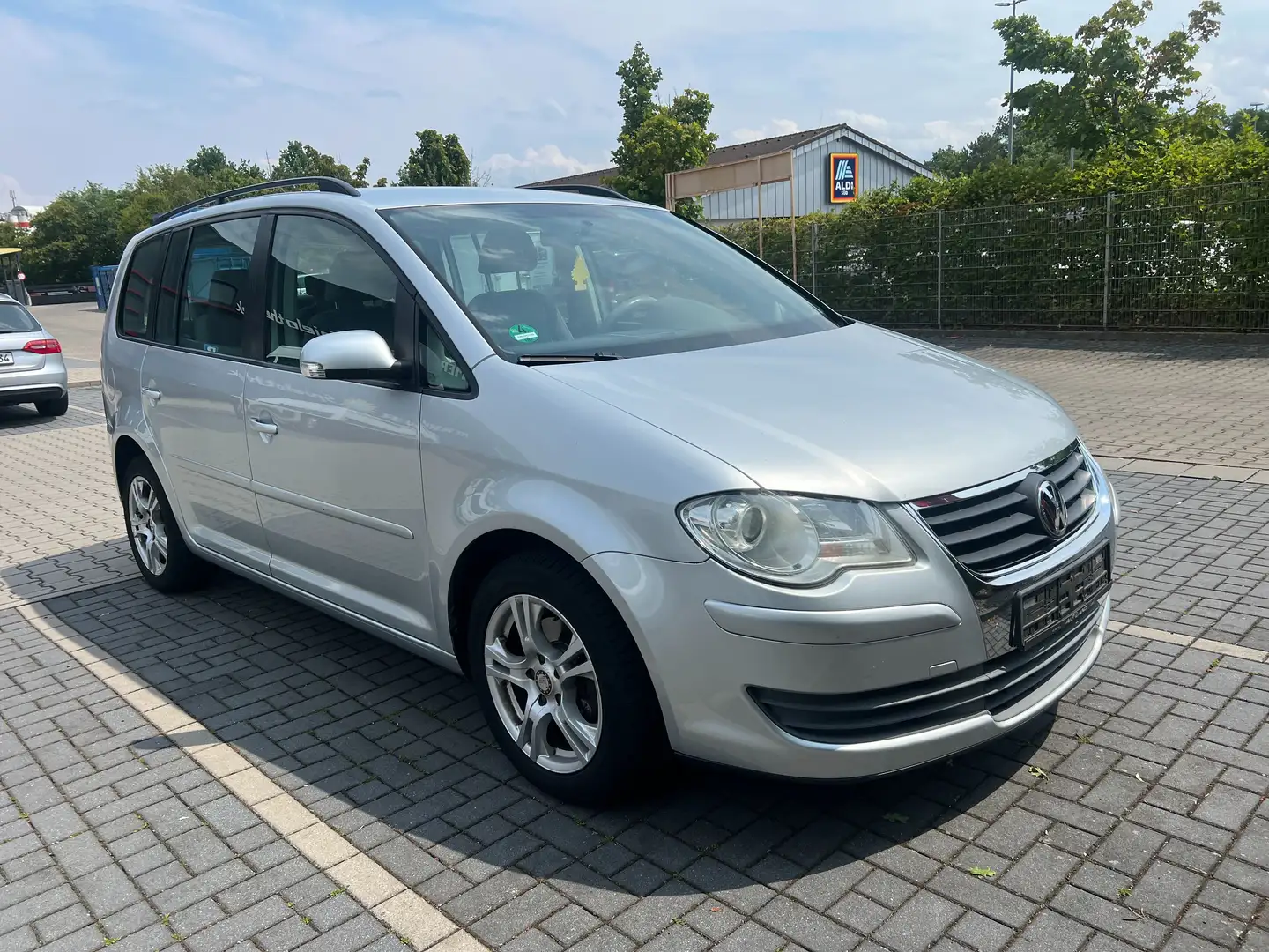 Volkswagen Cross Touran 7-Sitzer, SHK , AHK, Allwetterreifen Argent - 1