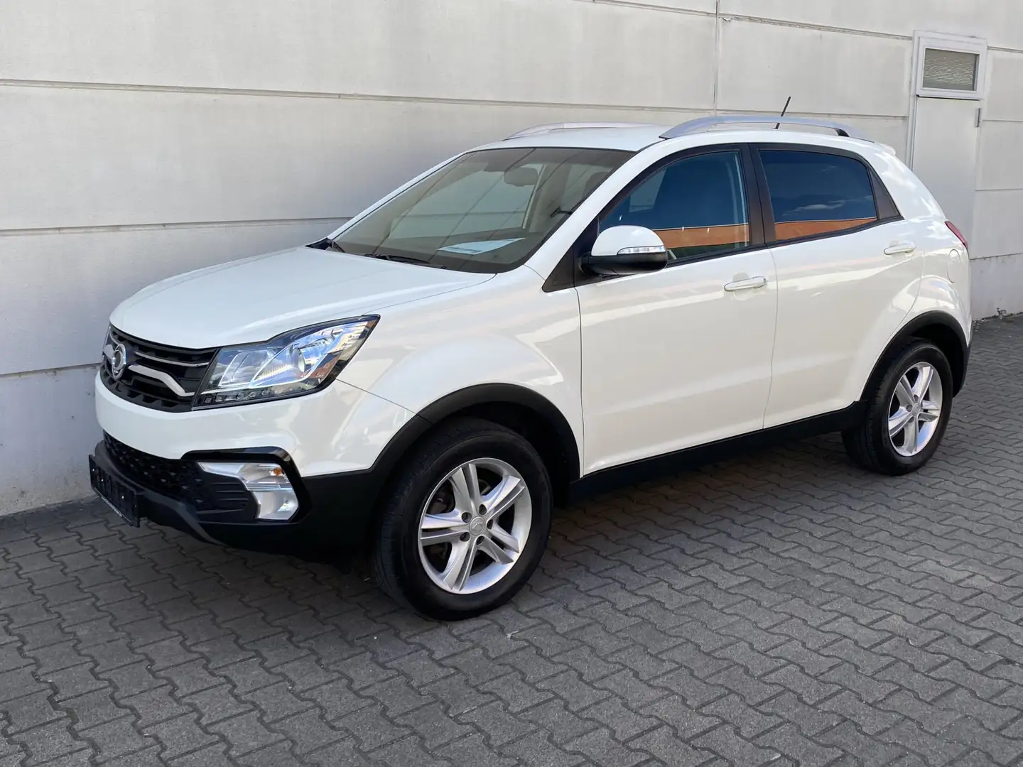 SsangYong Korando 2,0 E-XGI Quartz 2WD MT  RKam Navi Tmat Shz Weiß - 2