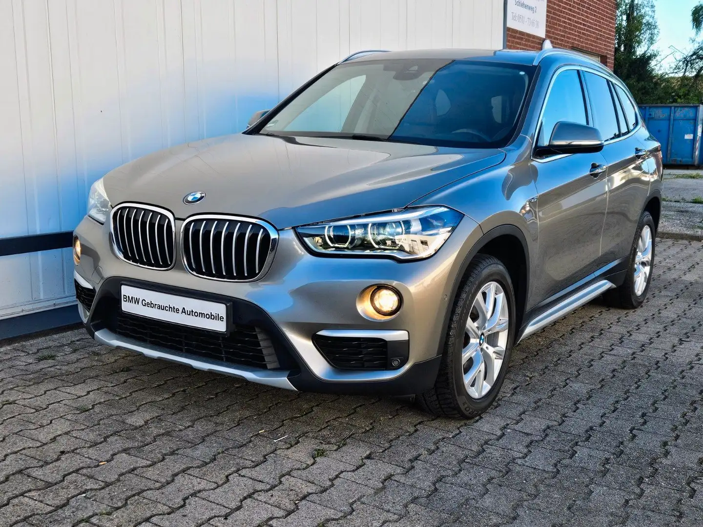 BMW X1 xDrive 20d*NAVI*LED*KAMERA*PANORAMA*X LINE Silber - 1
