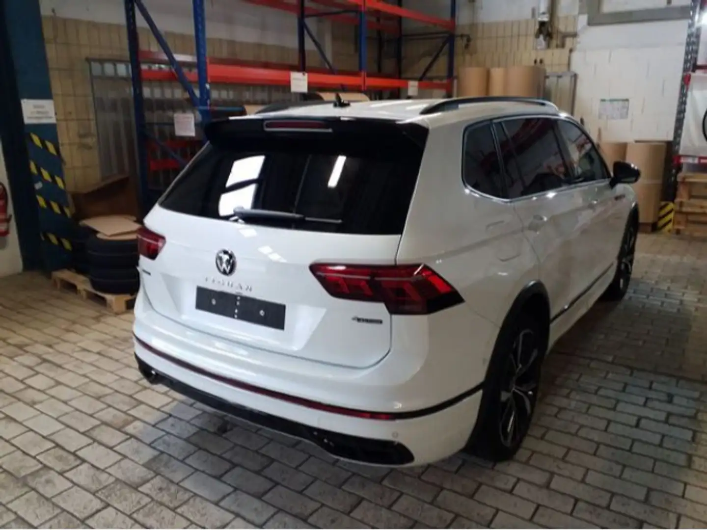 Volkswagen Tiguan Allspace 2.0 TDI DSG 4Motion R-Line Navi Weiß - 2