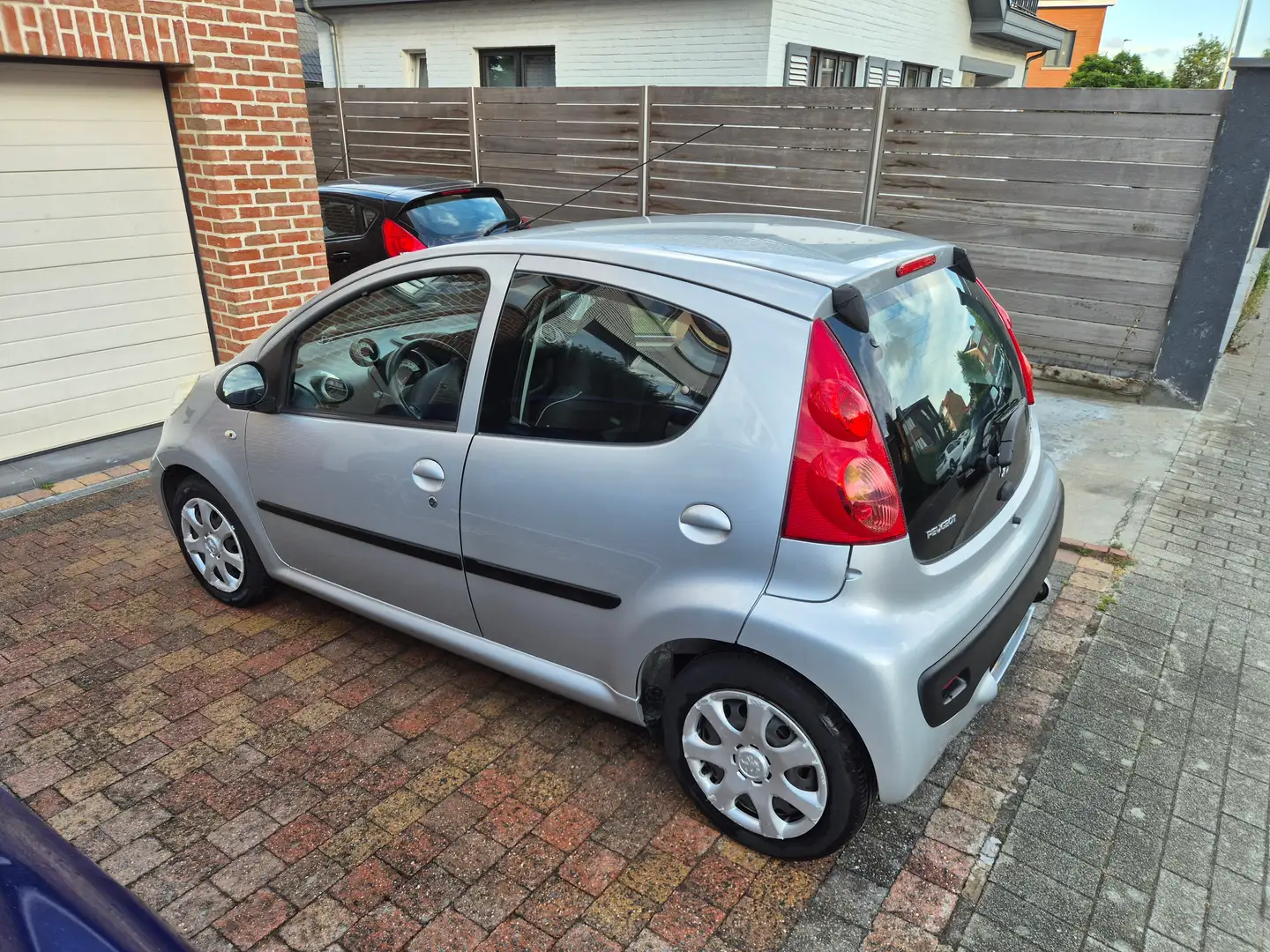 Peugeot 107 1.0i, Moteur Toyota, Airco, Bluetooth, Carplay Zilver - 2