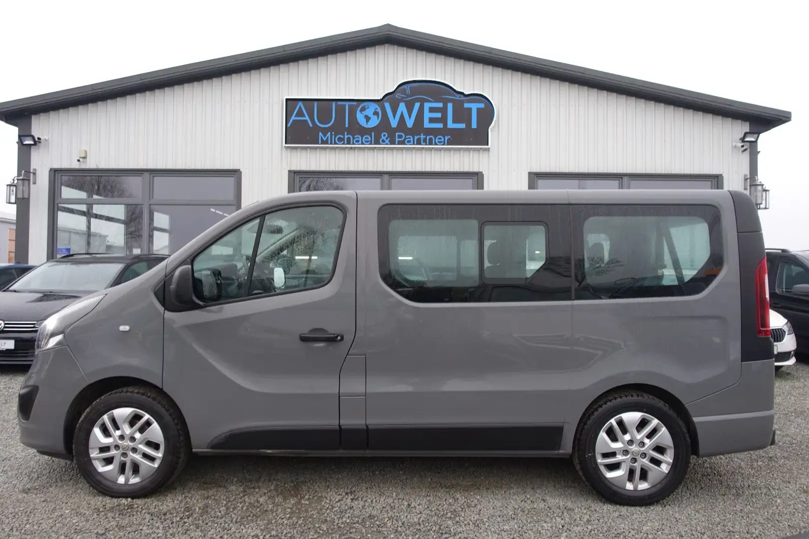 Opel Vivaro 1.6 lückScheckheft 1.Hand TÜVNeu 8 Sitzer Grau - 1