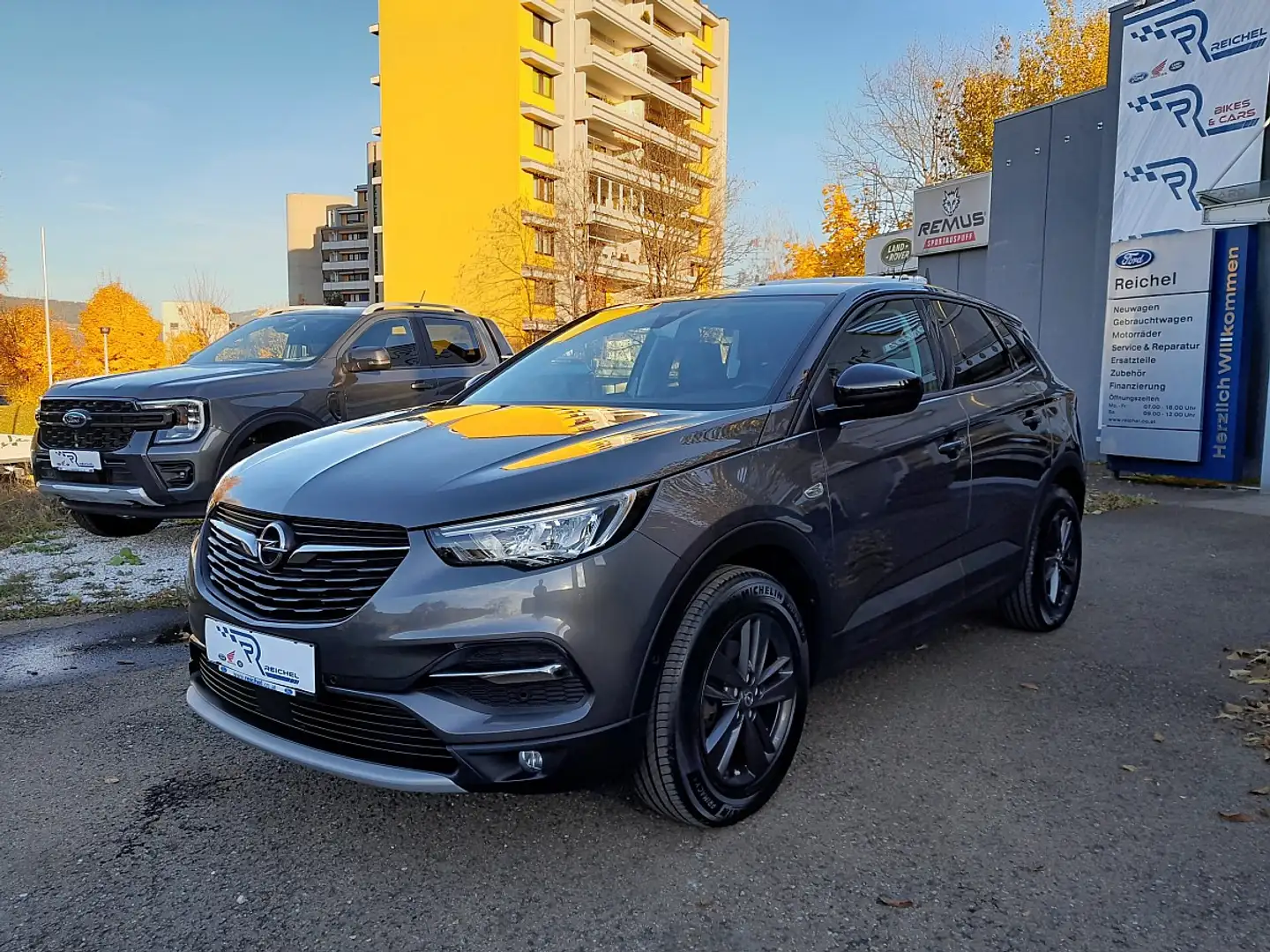 Opel Grandland X 1,2 Turbo Dir. Inj. GS Line S/S Aut. Grau - 2