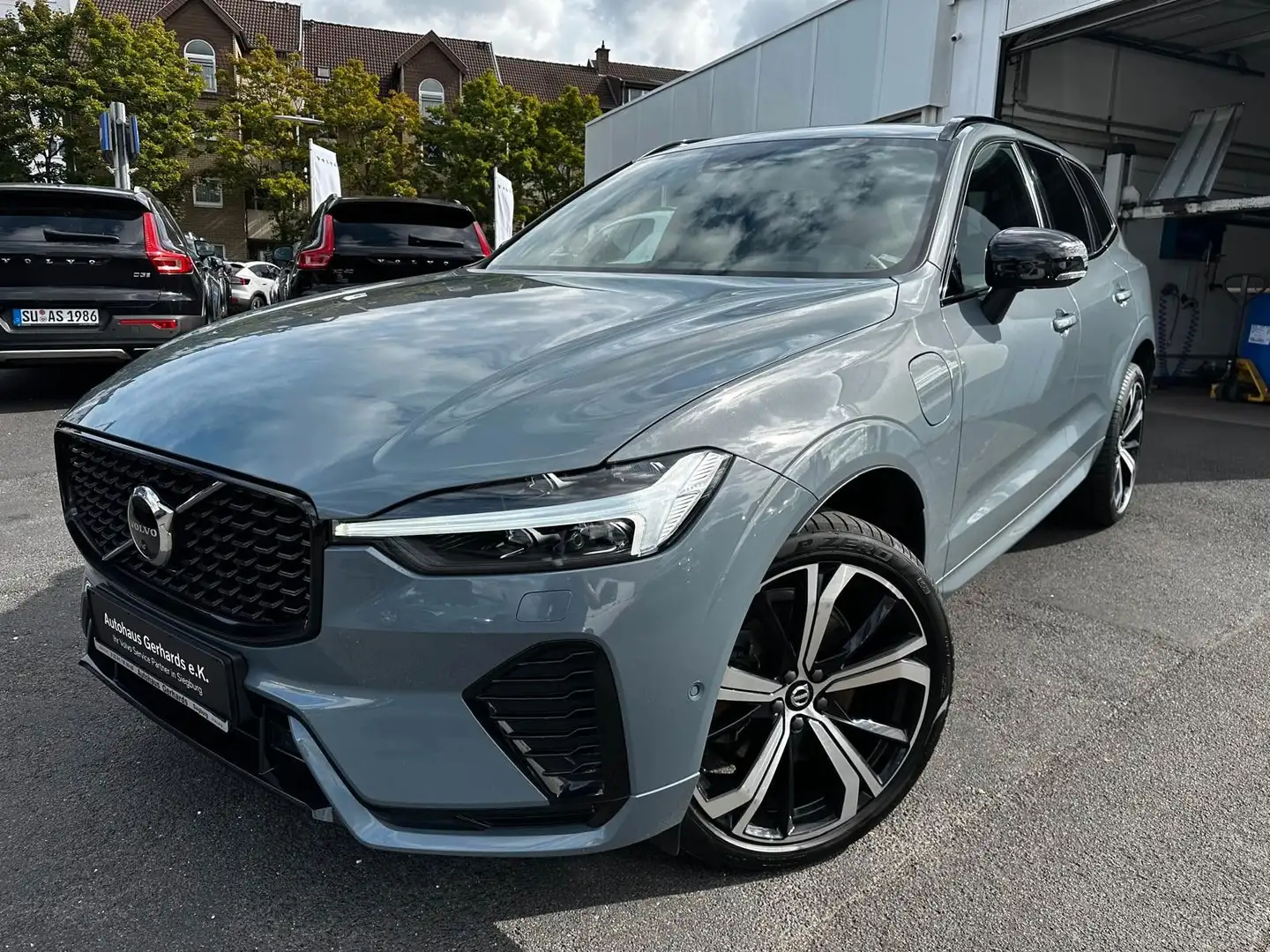 Volvo XC60 T6 AWD PlusDark Plugin L RANG PANO,360°,STH Grau - 1