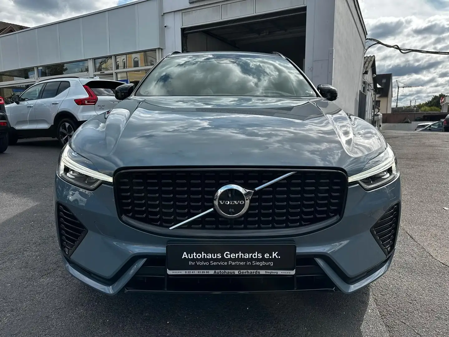 Volvo XC60 T6 AWD PlusDark Plugin L RANG PANO,360°,STH Grau - 2