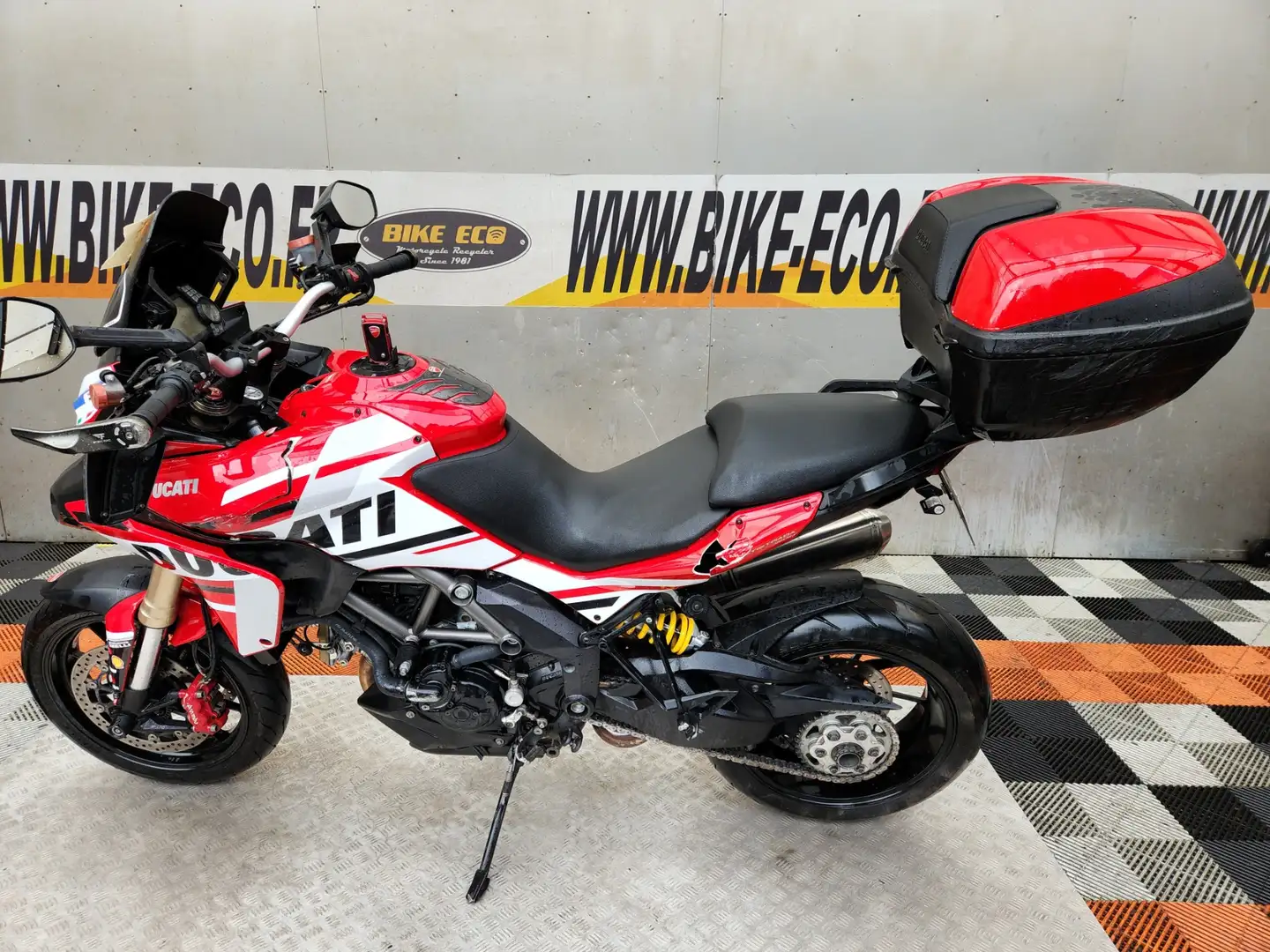 Ducati Червоний - 2