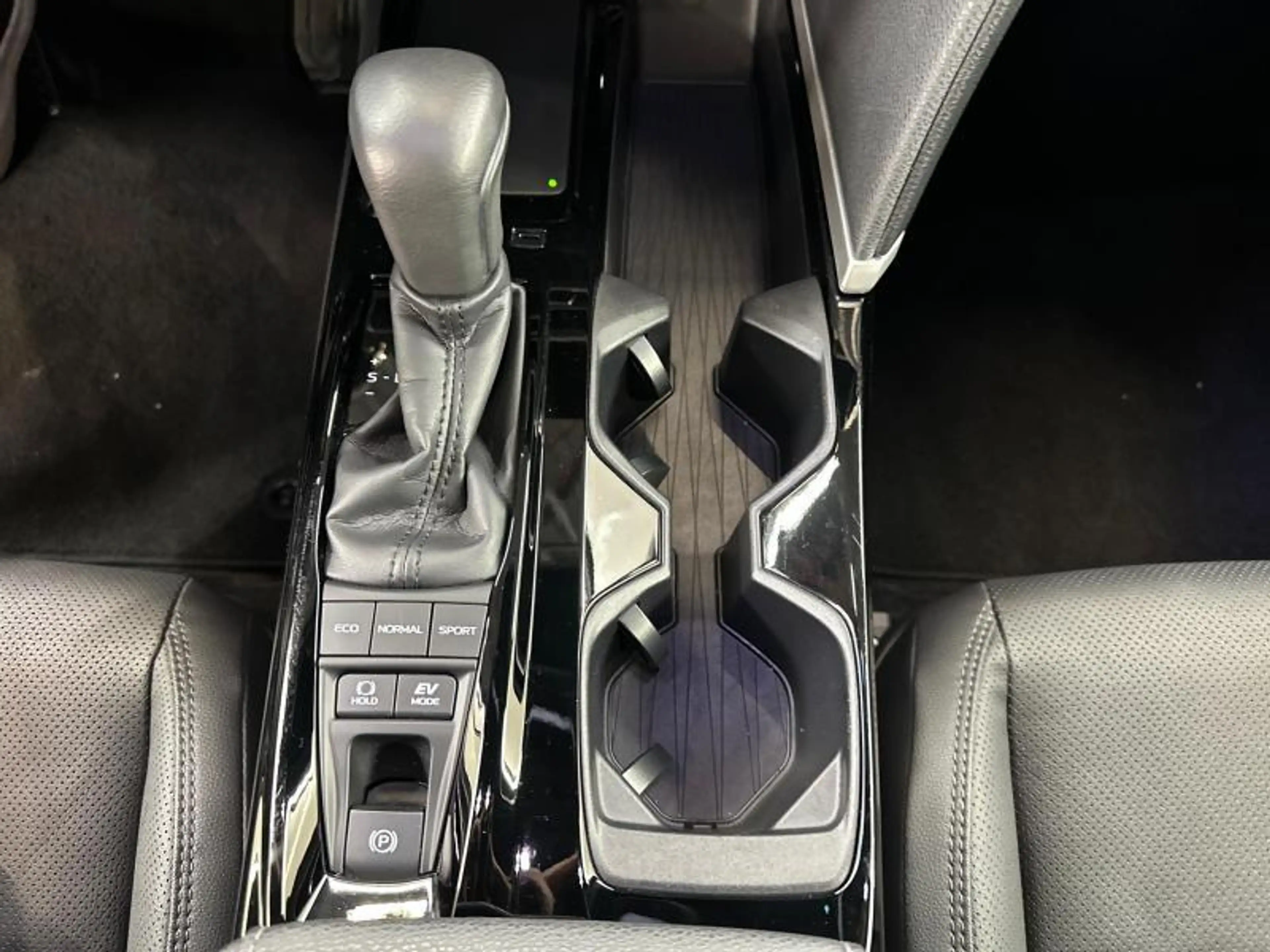 Toyota Camry 225hp HEV Prestige | JBL | 360° | head up — photo 26