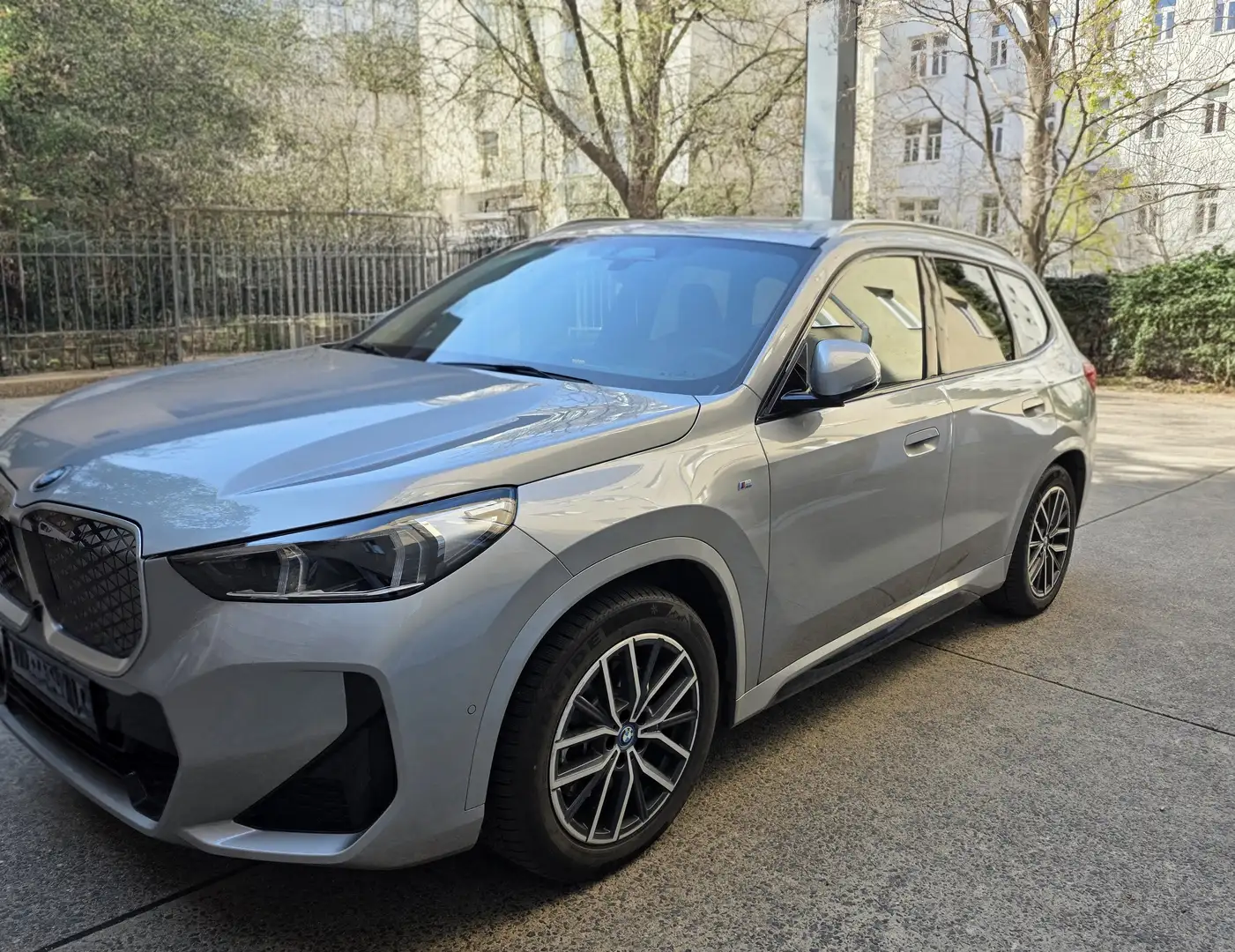 BMW iX1 xDrive30 306 PS 64,7kWh Grau - 2