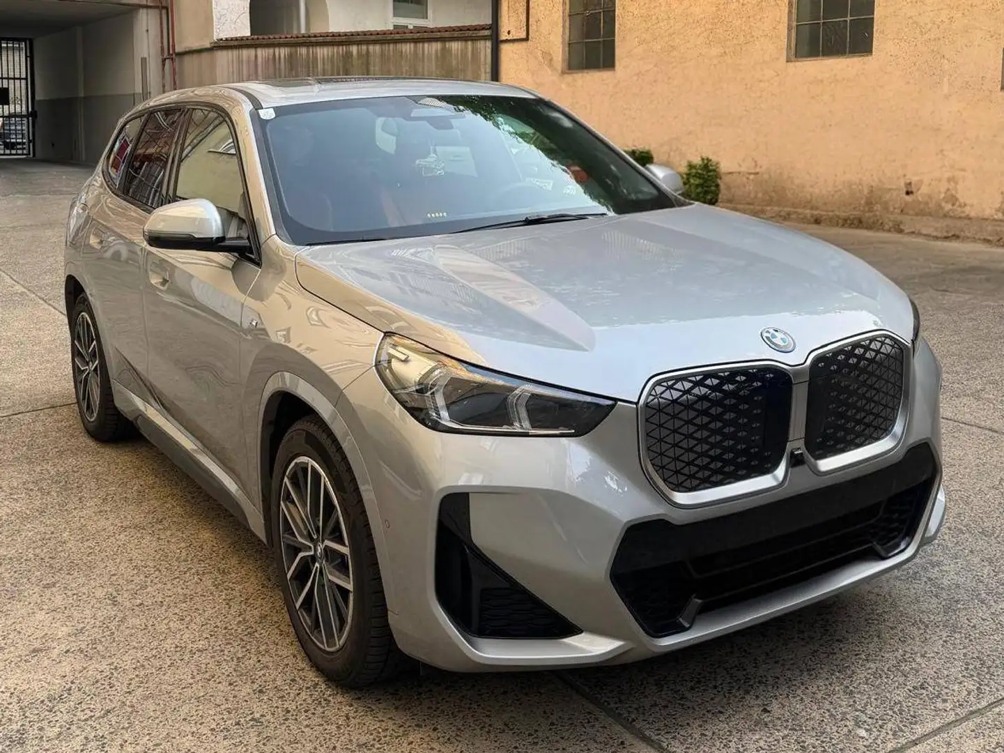 BMW iX1 xDrive30 306 PS 64,7kWh Grau - 1