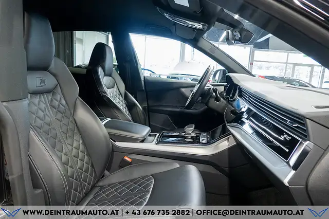 Audi Q8 view 11