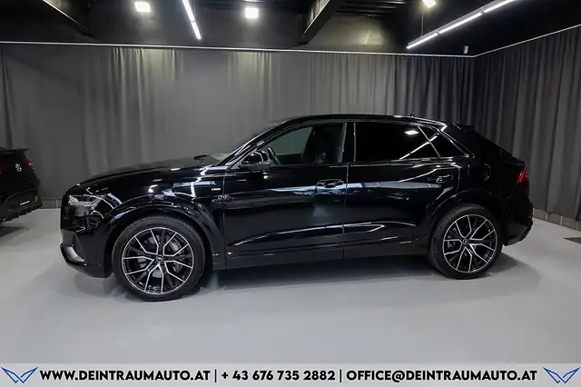 Audi Q8 view 5