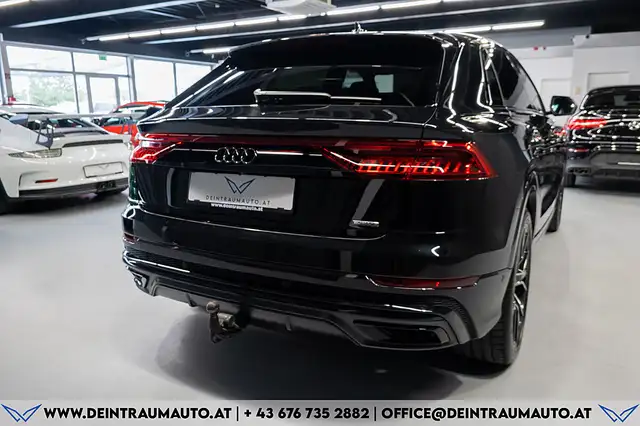 Audi Q8 view 9