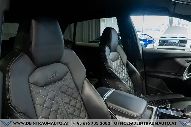 Audi Q8 view 12