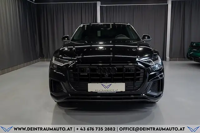 Audi Q8 view 3