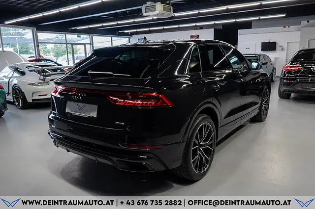 Audi Q8 view 8