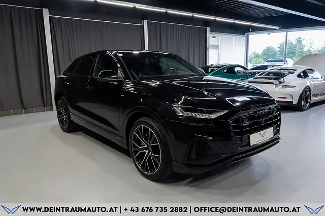 Audi Q8 view 4
