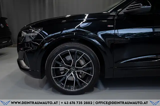 Audi Q8 view 6