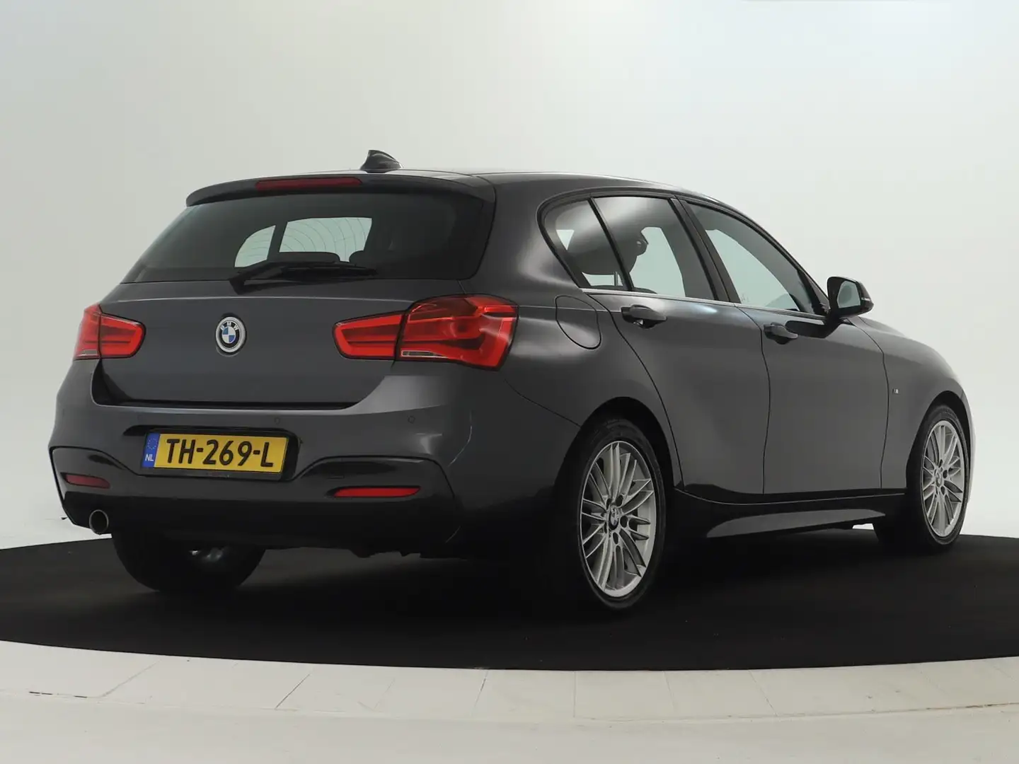 BMW 116 1-serie 116i High Executive M Sport | Navi | Leder Grijs - 2