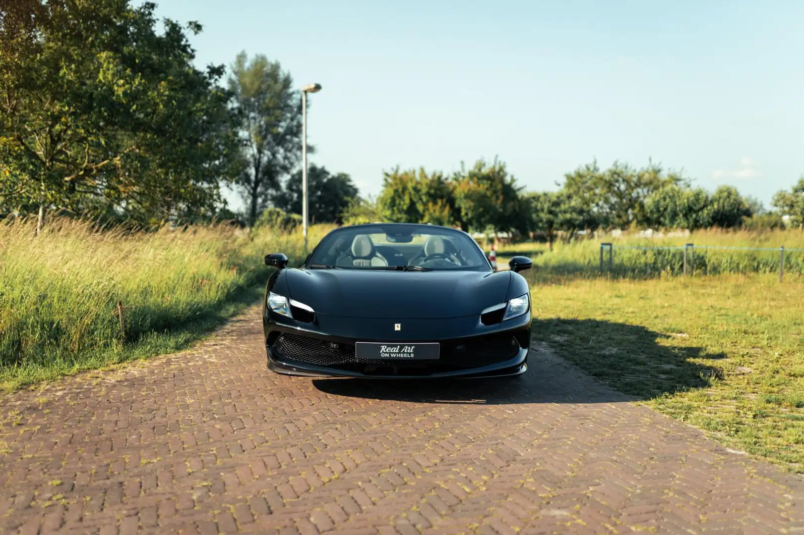 Ferrari 296 GTS 3.0 V6 Schwarz - 2