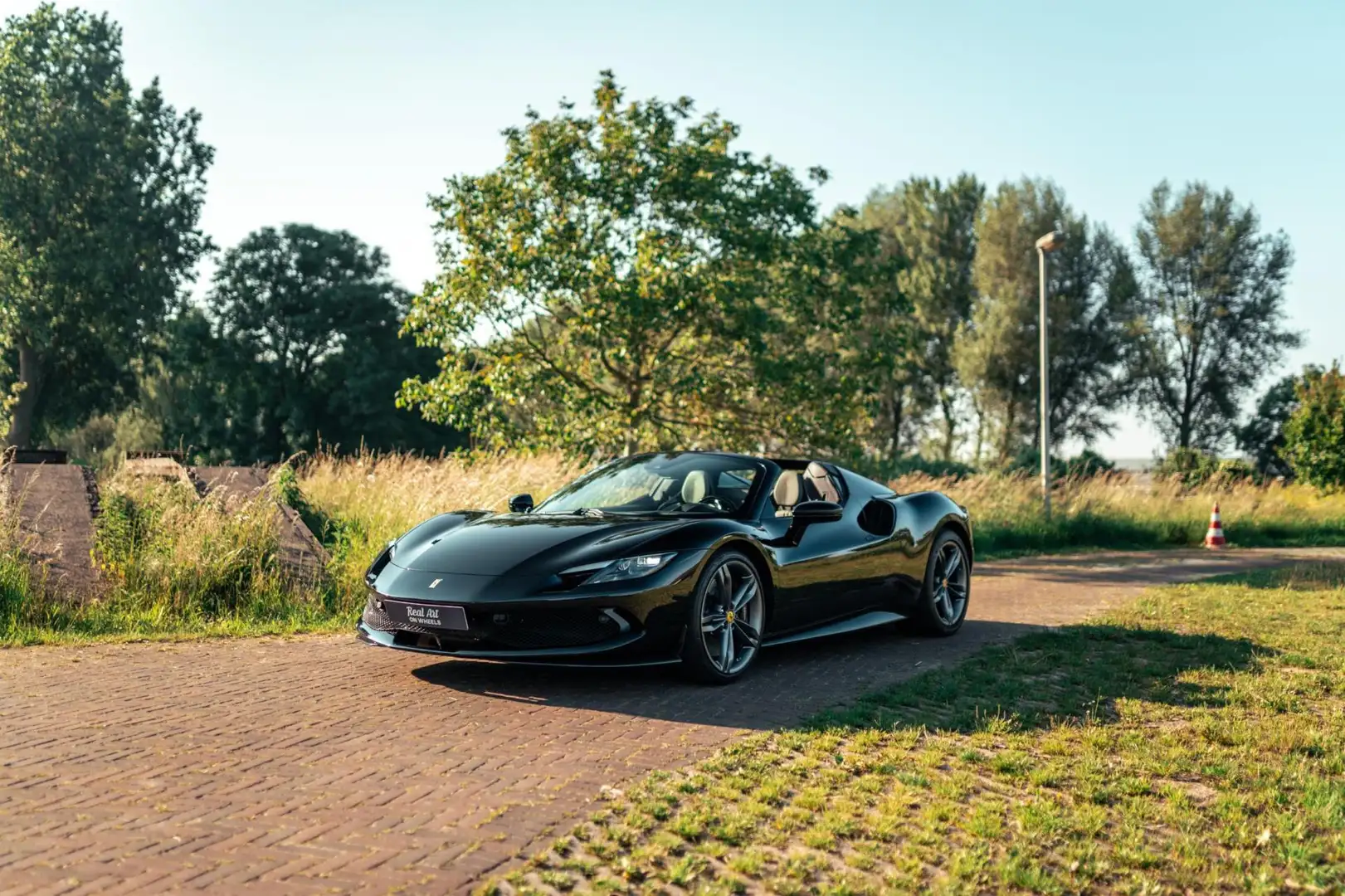 Ferrari 296 GTS 3.0 V6 Schwarz - 1
