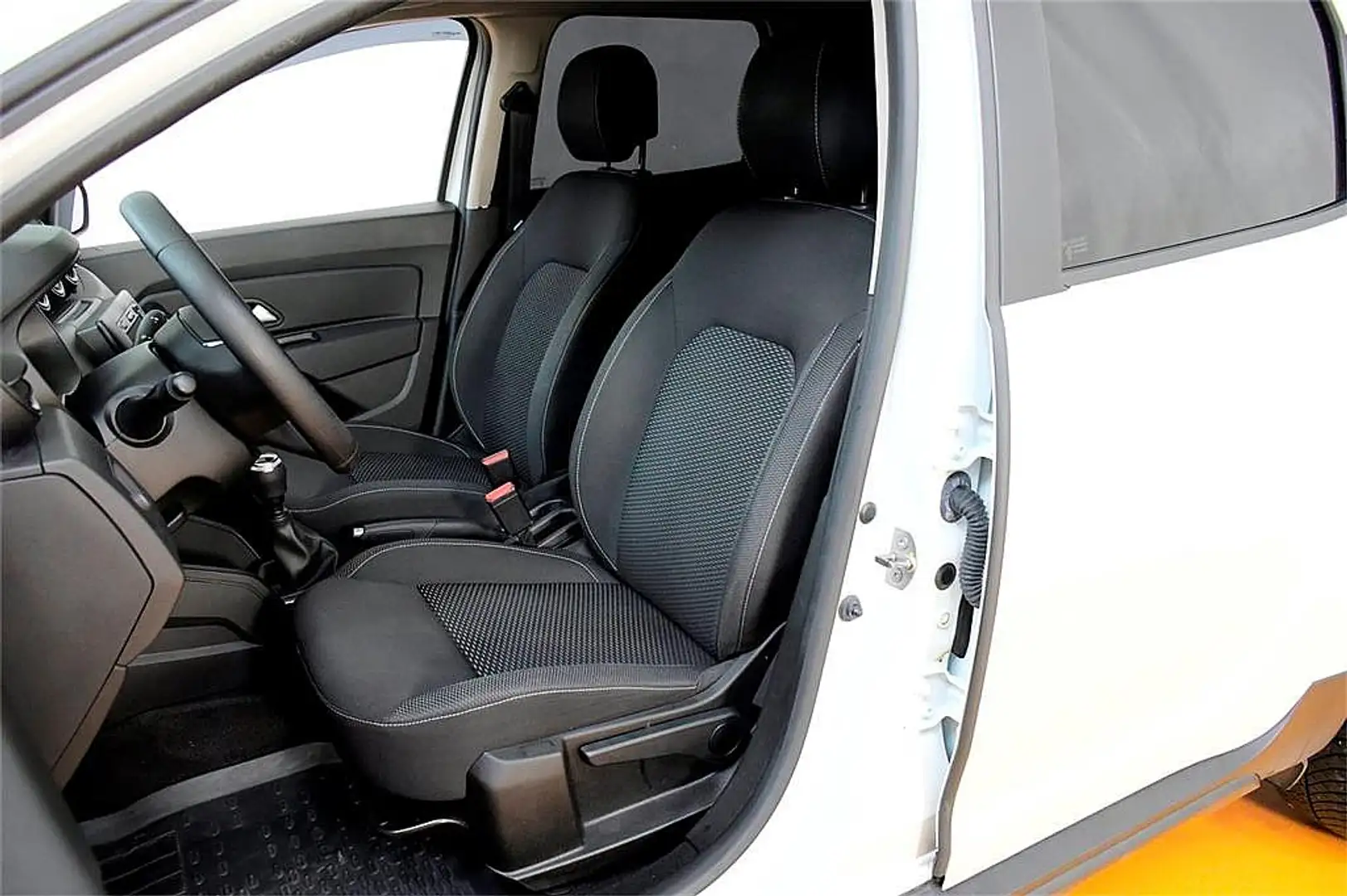 Dacia Duster TCe 130 PF Comfort Schwarz - 2