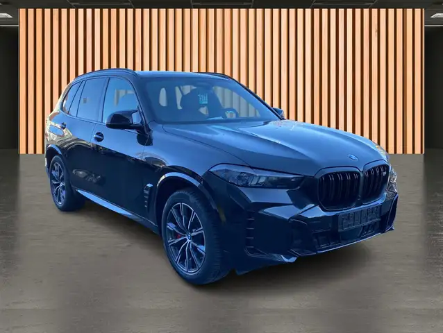 BMW X5 M view 4