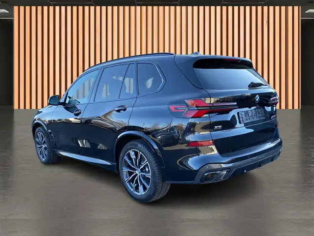 BMW X5 M view 3