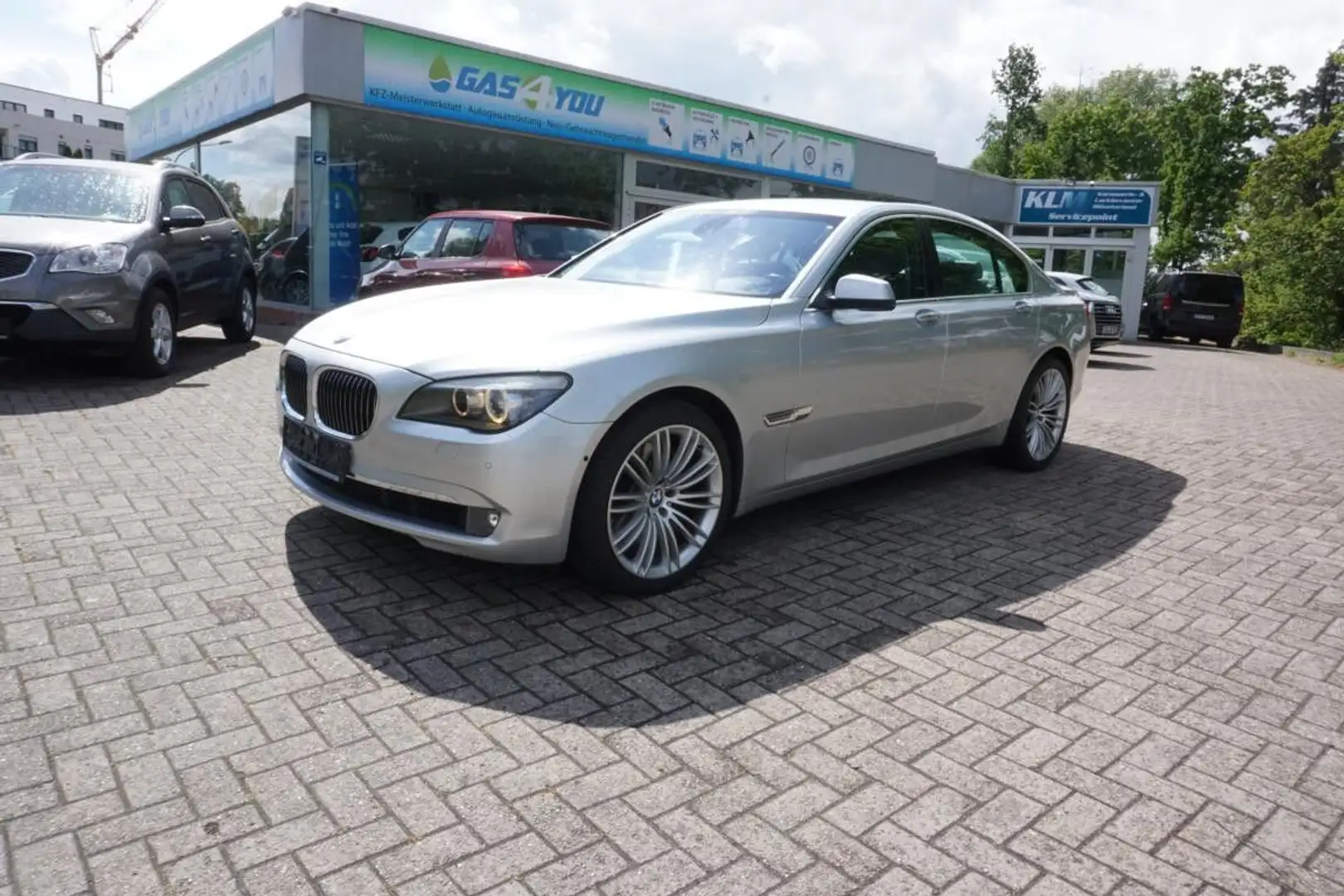 BMW 750 i HU/AU neu Hinterradlenkung  uvm. Gümüş rengi - 1