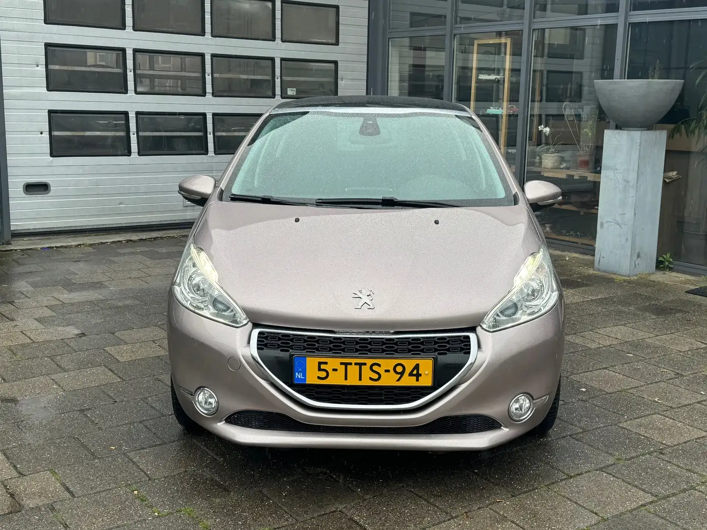 Peugeot 208 1.2 e-VTi Active | Clima | Navi | Automaat | PDC Grijs - 2