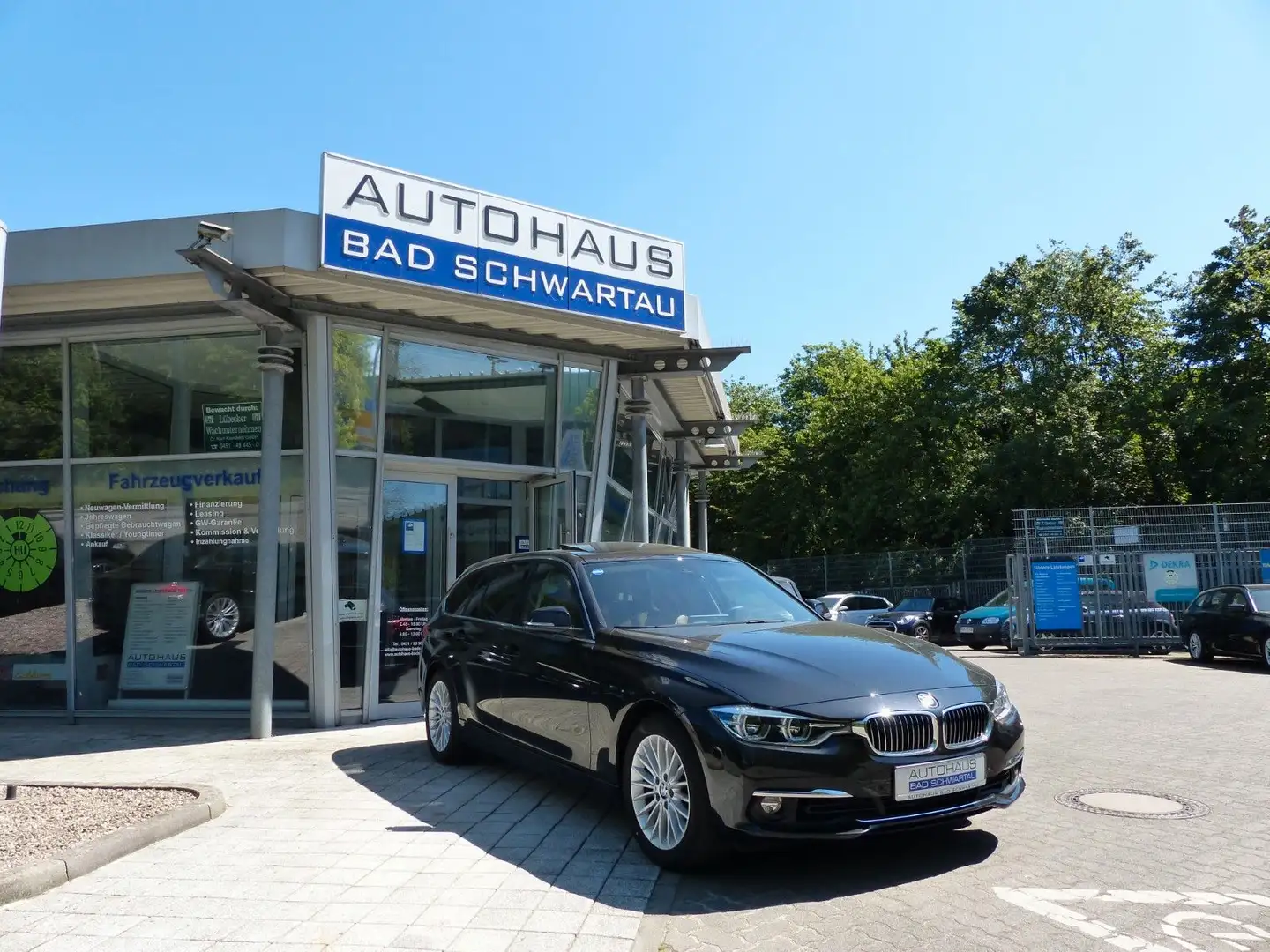 BMW 318 i Aut. Touring Luxury,Pan-dach,Leder,Navi,HUD Schwarz - 1
