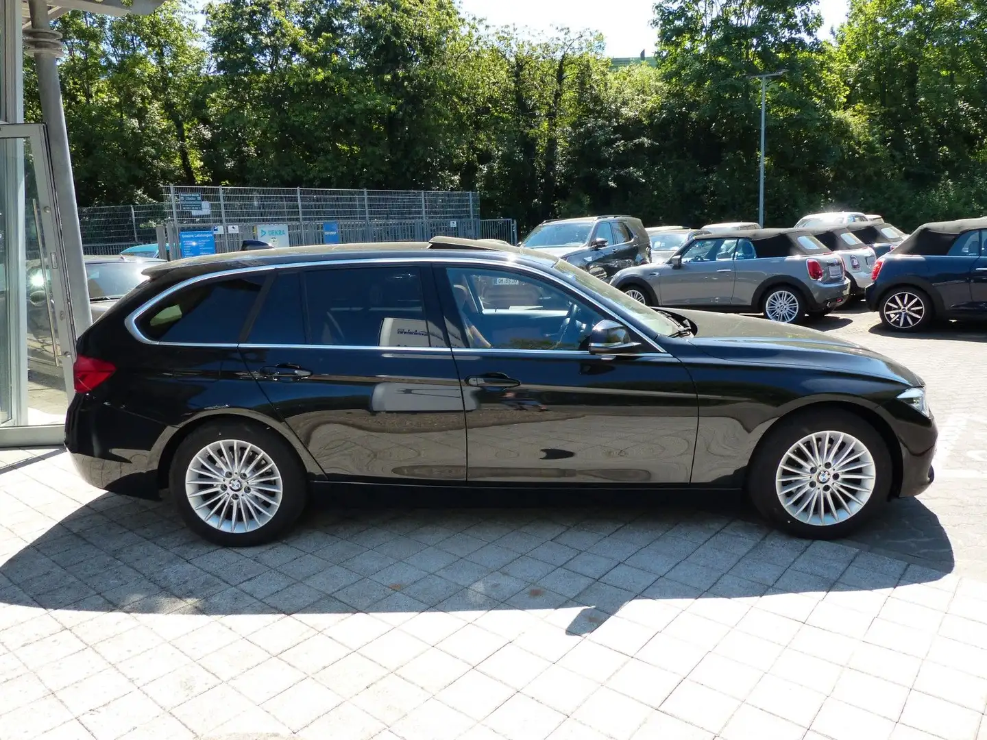 BMW 318 i Aut. Touring Luxury,Pan-dach,Leder,Navi,HUD Schwarz - 2