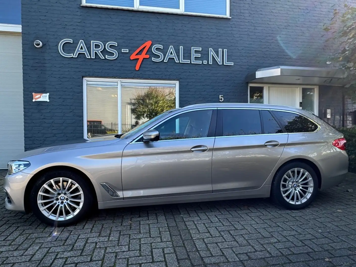 BMW 520 520D Touring Aut. Executive +Leder+ Nav+ 18 inch L Grijs - 2