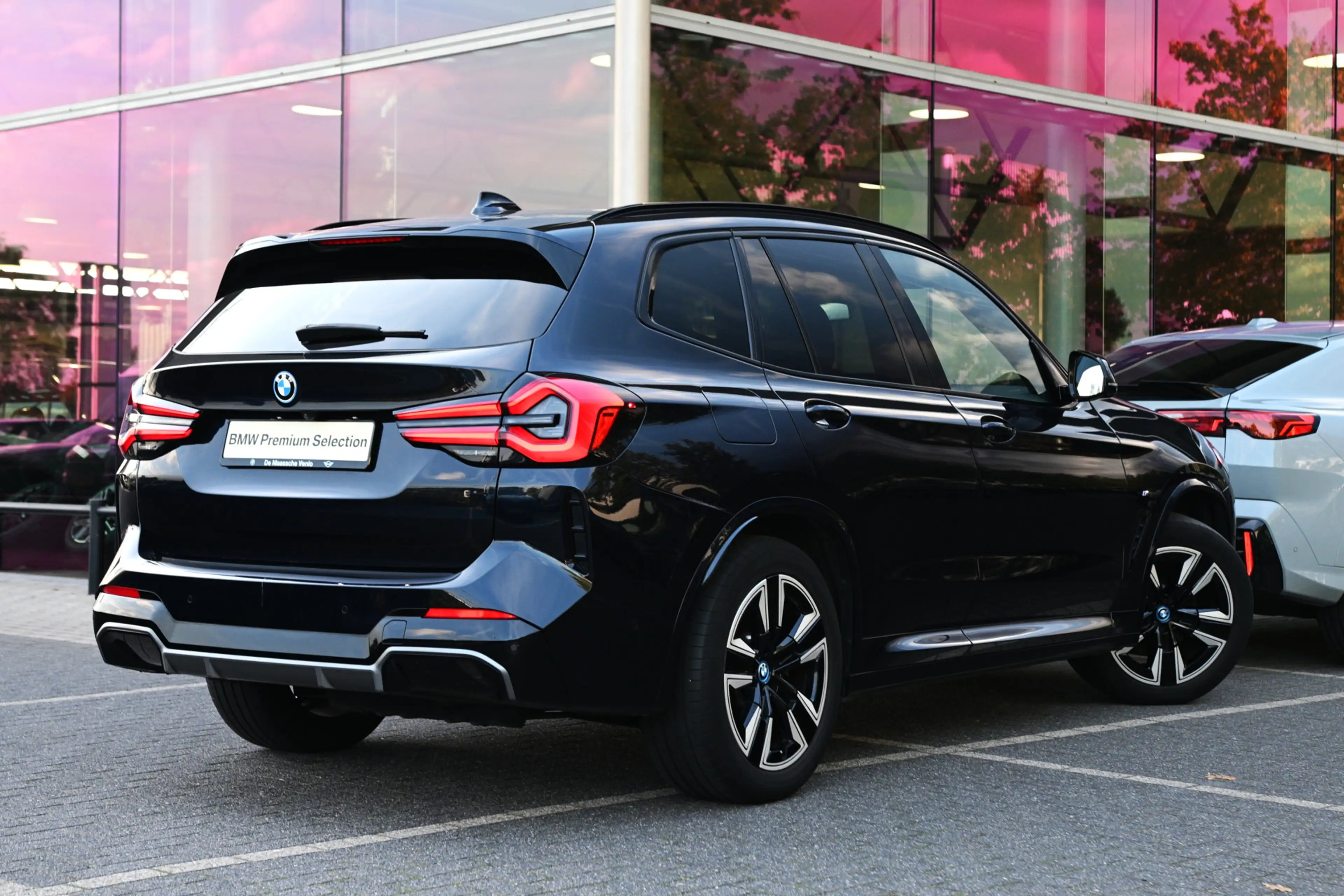 BMW iX3 Executive M Sport / Sportstoelen / Memory / Achter — photo 2