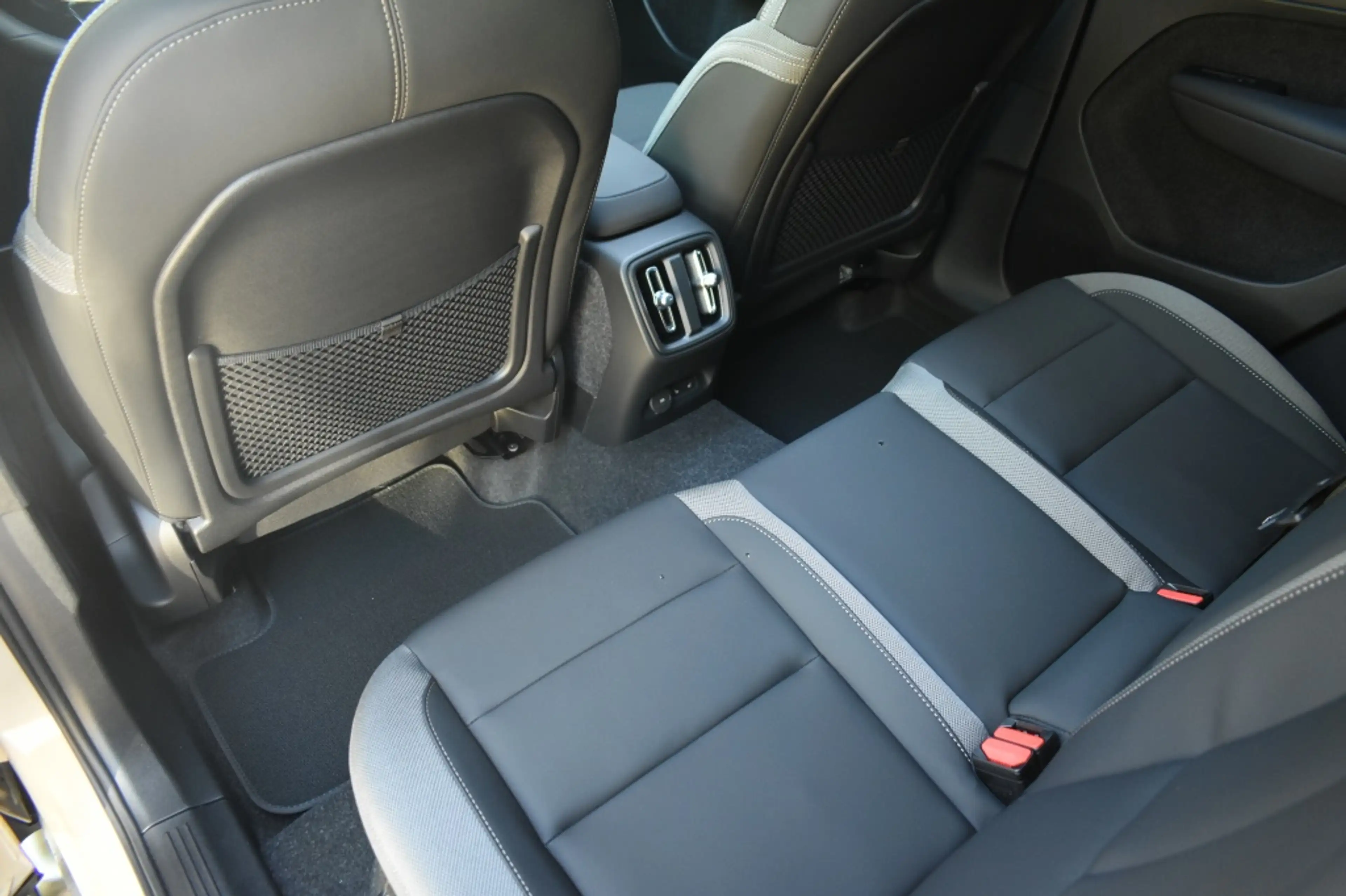 Volvo EX40 Extended Range Ultra Europa 252pk/82kWh | 20'' | G — photo 17