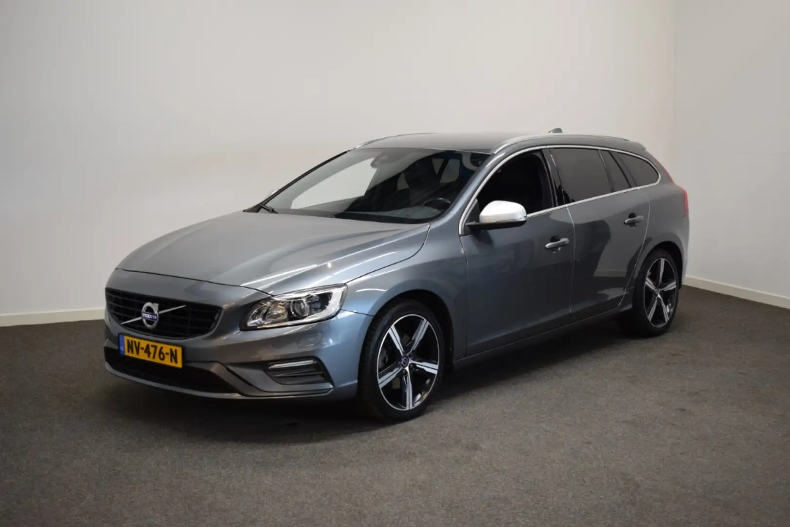 Volvo V60 T3 153pk AUT6 R-Design Nordic+ Trekhaak 1500kg/ Cr Grau - 2