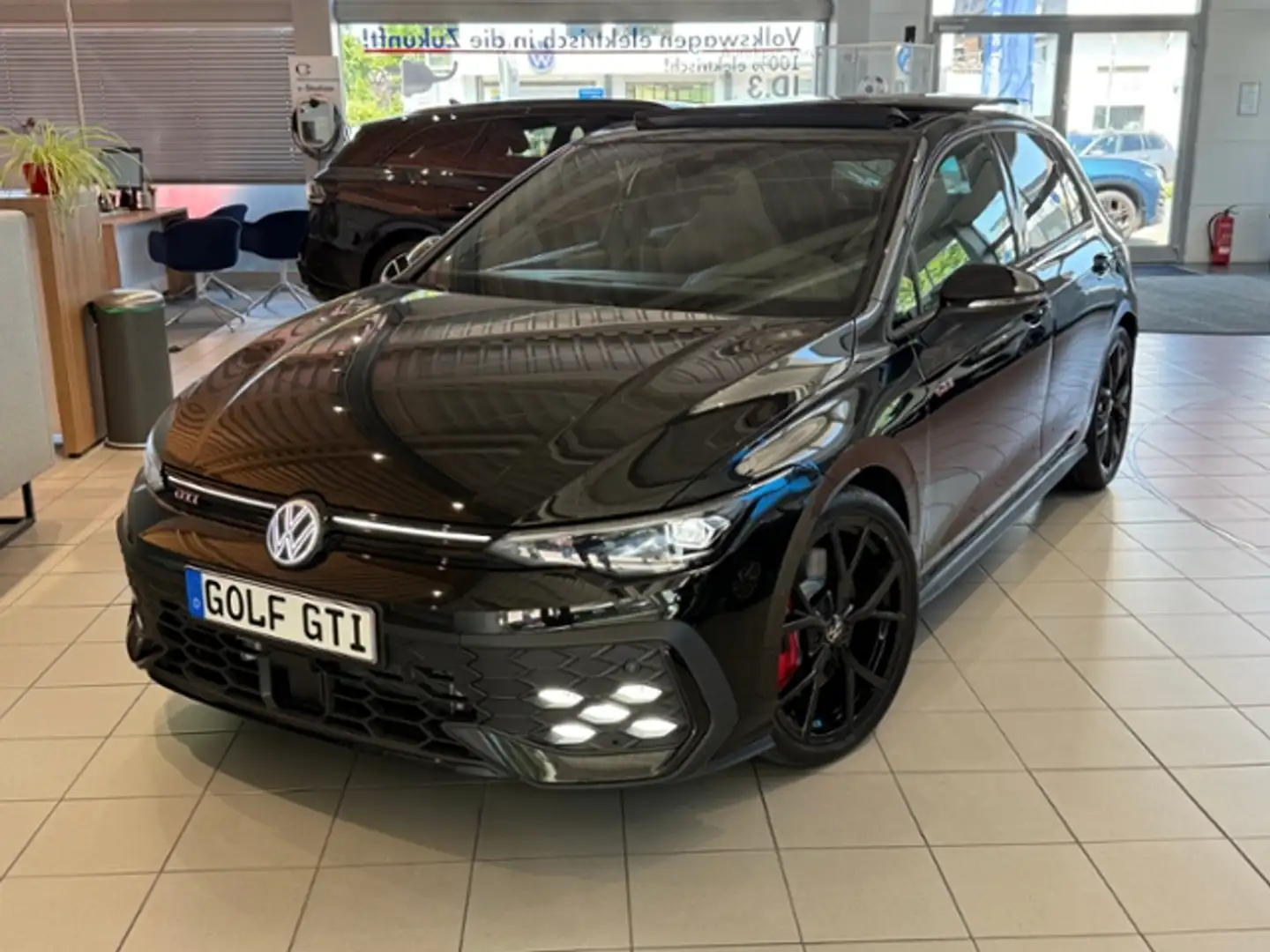 Volkswagen Golf VIII GTI 2.0 TSI DSG PANO IQ DCC ASSIST Negro - 2