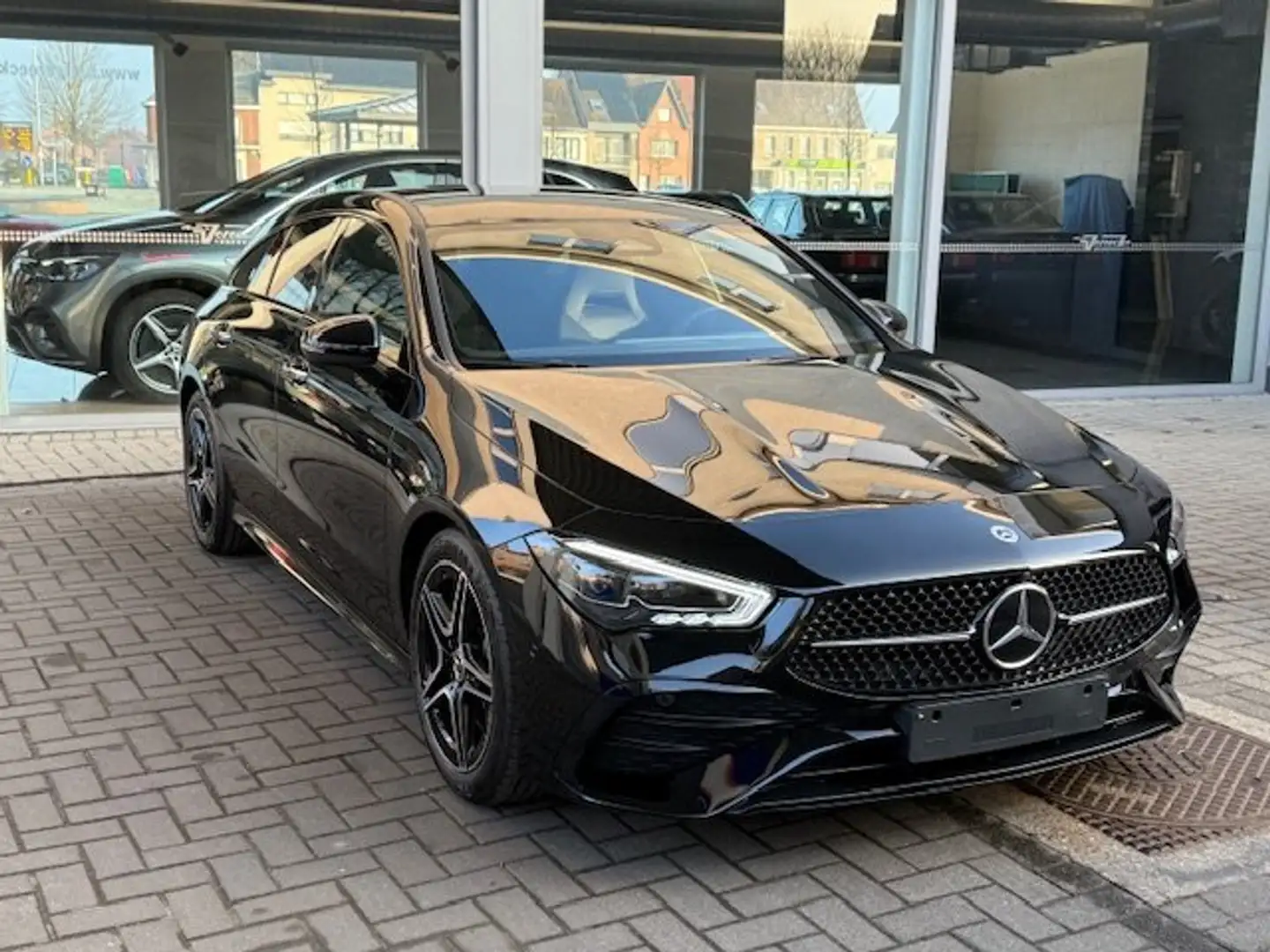 Mercedes-Benz CLA 200 Amg-FaceLift-Pano-NigtP-KeyLs-MultiB-Sfeer-Cam Zwart - 1