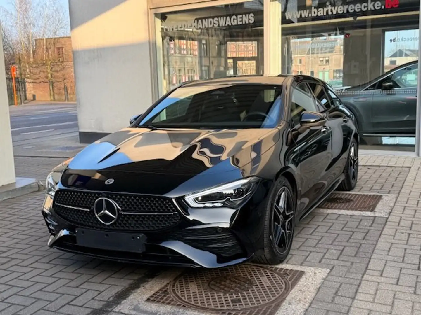 Mercedes-Benz CLA 200 Amg-FaceLift-Pano-NigtP-KeyLs-MultiB-Sfeer-Cam Zwart - 2
