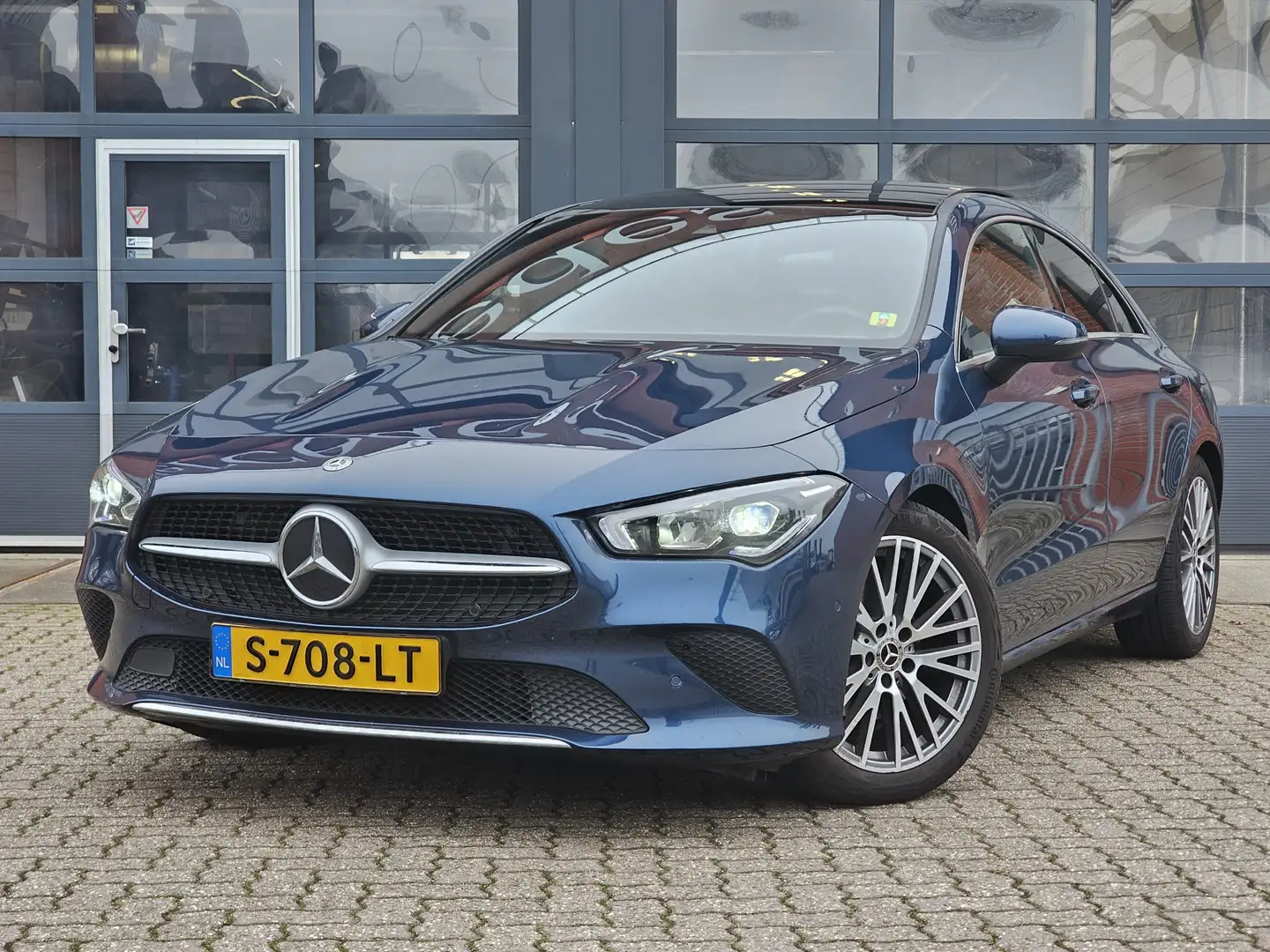Mercedes-Benz CLA 180 Luxury Line | Panoramadak | Stoelverwarming | Acht Blauw - 2